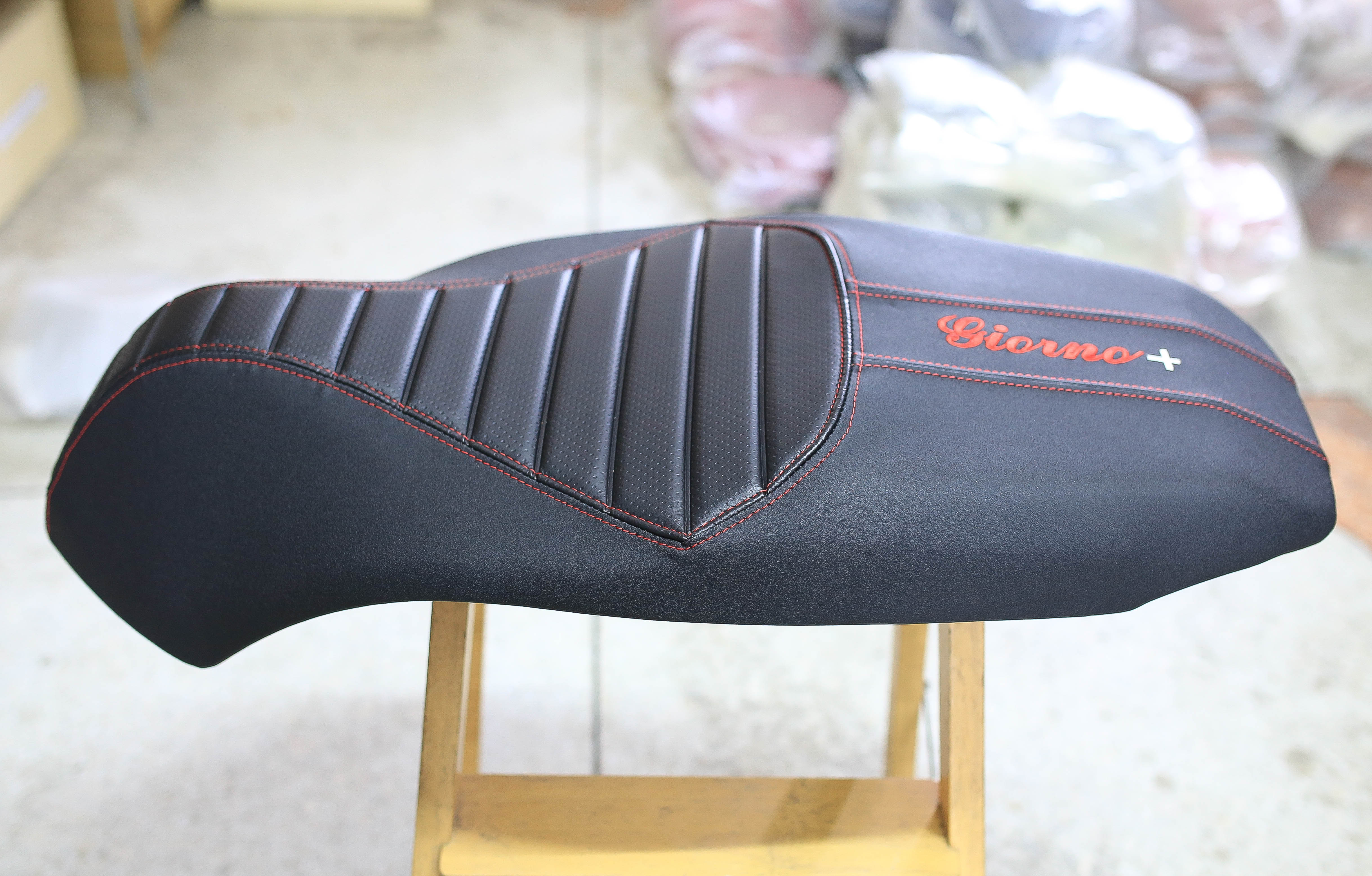 เบาะ Honda Giorno+ โครงเทียม หน่อยวัดด่าน มี 3 สีให้เลือก ดำด้ายแดง ดำด้ายดำ เบาะแดง