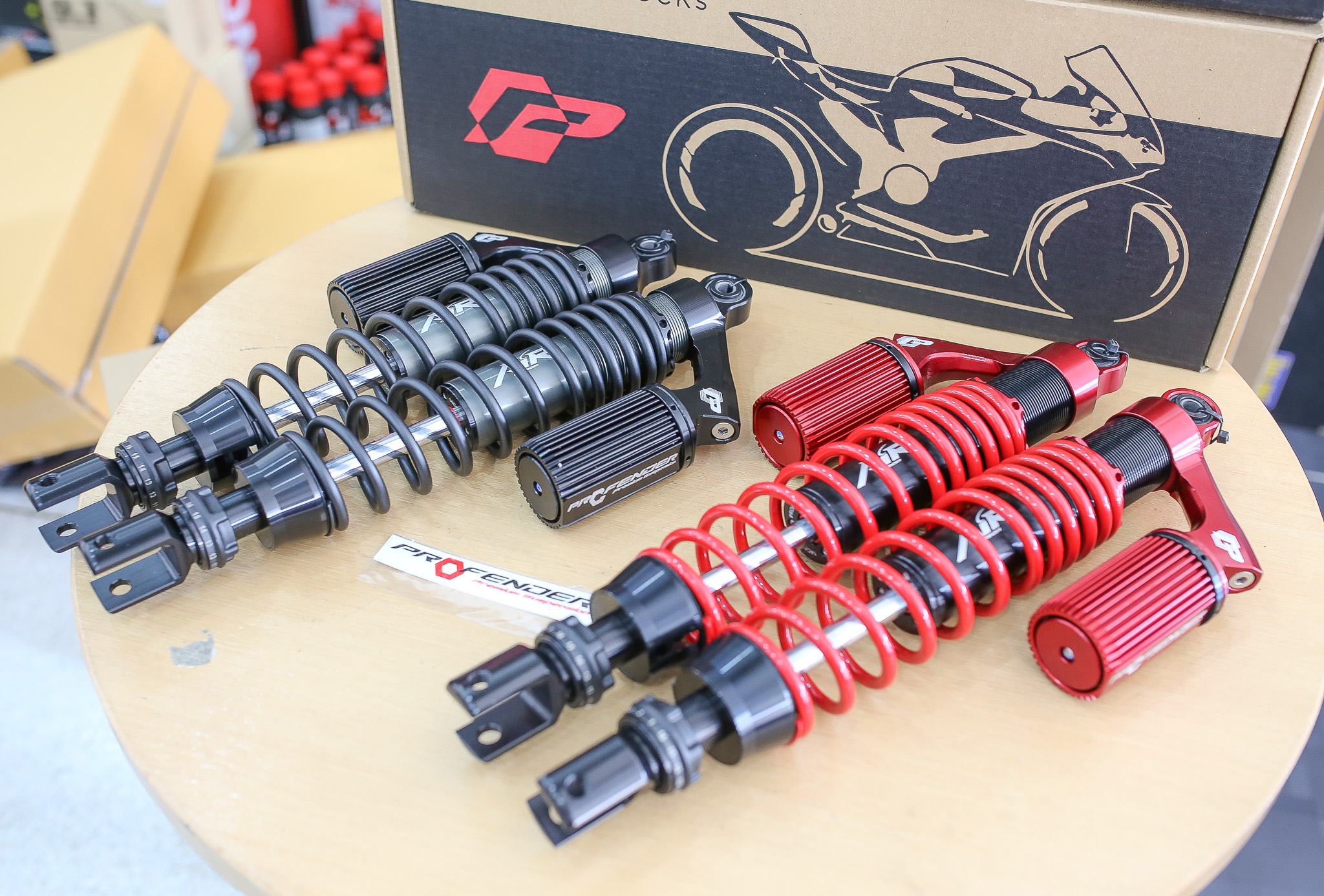 โช๊ค Profender รุ่น Air สี ดำ และ แดงForza350,ADV350 430MM-400MM รุ่นปรับ2จุด ราคา 7,900 ครับแถมกันขโมยล็อคโช็ค