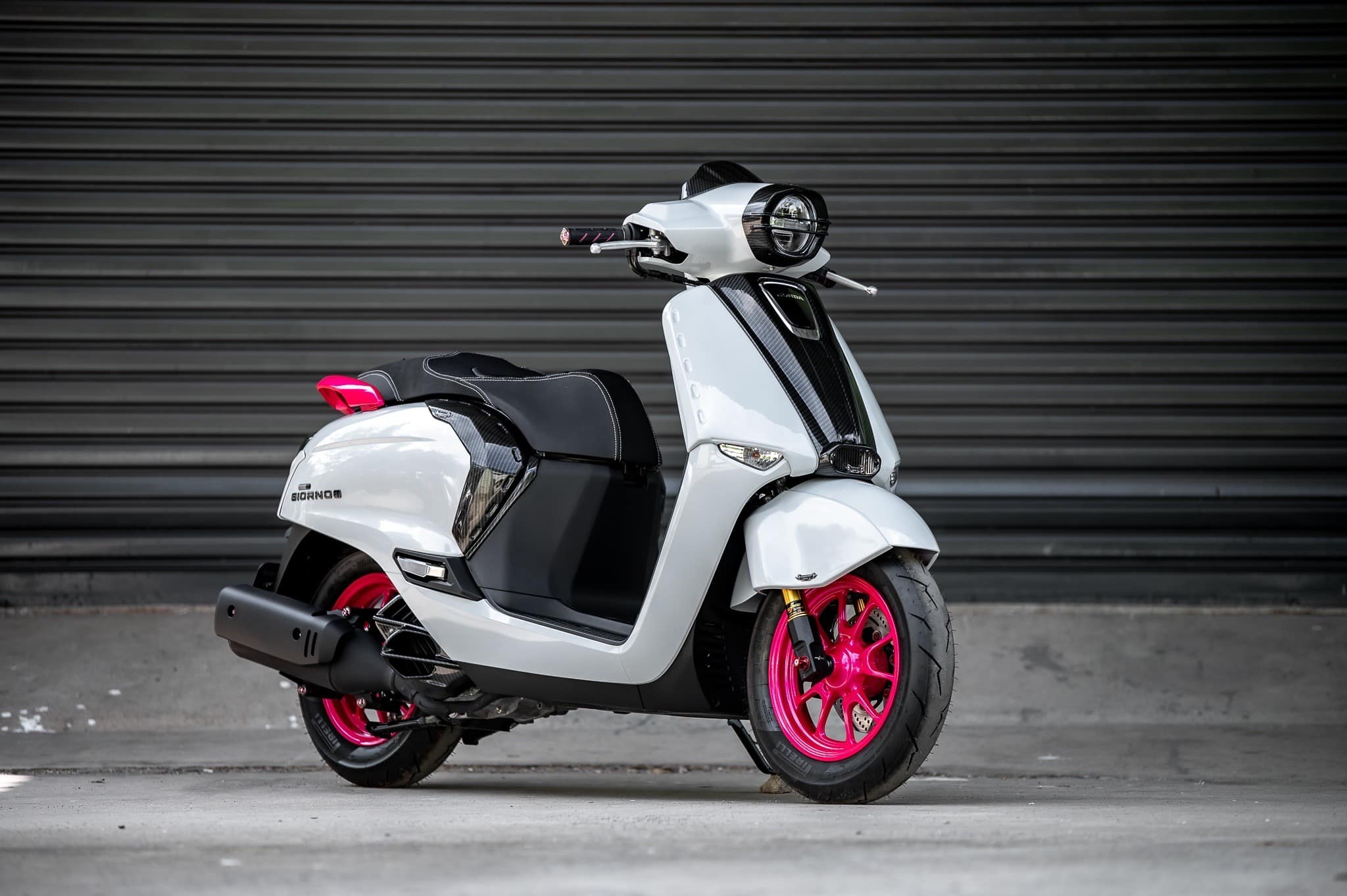 ฝาครอบไฟหน้ากระจัง2ซี่ ASURA Giorno+ สีดำเงา ราคา 1200