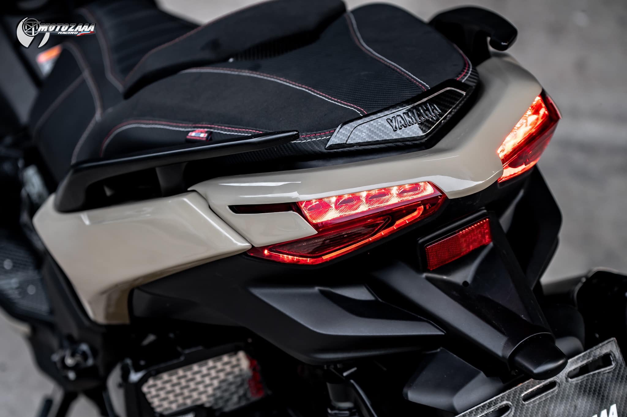 Xmax300 Body kit MotozAAA Body kit 1). ครอบหน้ากากหน้า Front fairing cover 1500฿ 2). ครอบกาบอกซ้าย-ขวา Big side fairing cover 2790฿ 3). ครอบบังโคลนหน้า Front fender cover แบบ3ชิ้น (ชุดเต็ม ) 2100 แบบ2ชิ้น (ข้าง R/L ) 1490฿ ( ลายเคฟล่า +250฿ ) 4). ครอบปีกข