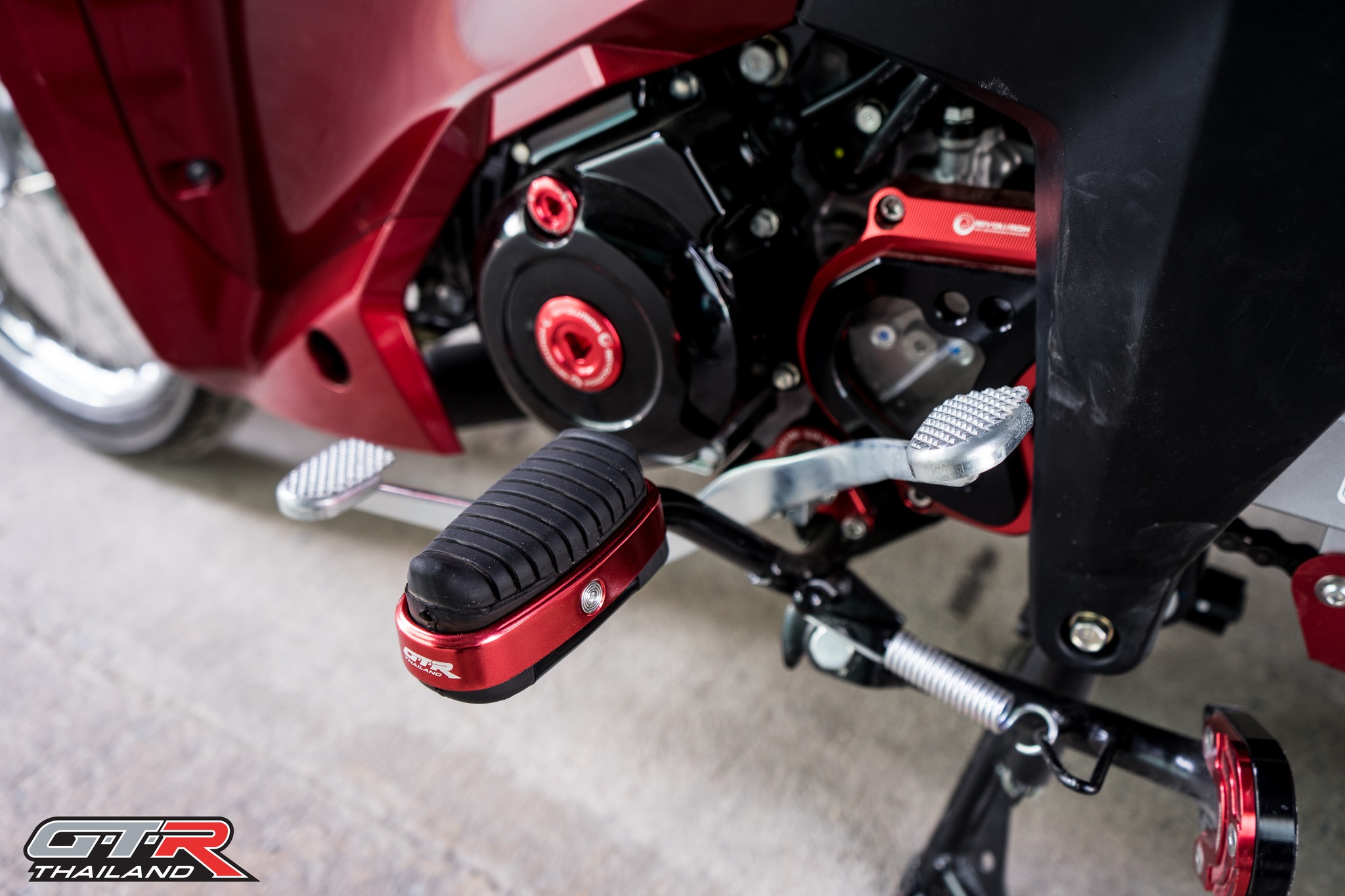 พักเท้าหน้า GTR THAILAND C-125/WAVE/DREAM (ใช้ทั่วไป) (น็อตสแตนเลส)