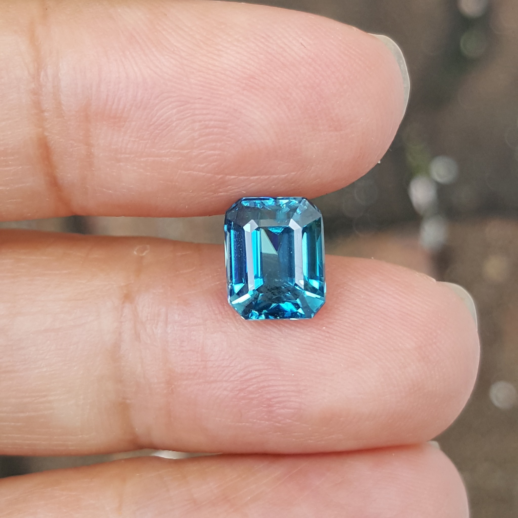 พลอยเพทายฟ้า Blue zircon ทรงสี่เหลี่ยม emerald cut 4.1 กะรัต 1