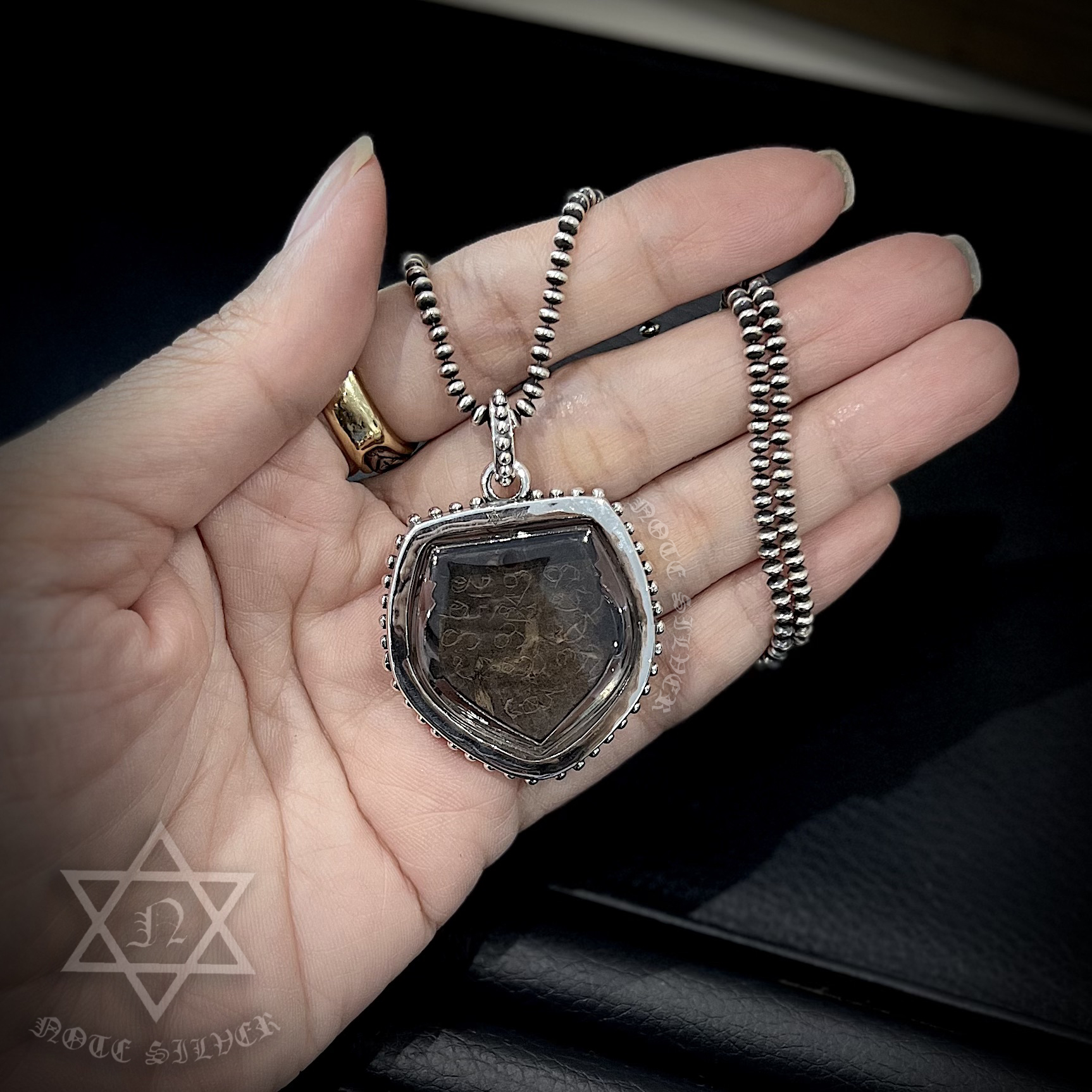 เลี่ยมเหรียญราหู จับขอบเงินแท้กรอบลายไข่ปลา พร้อมหูคล้องไข่ปลา Sterling Silver 925 NSSV3481