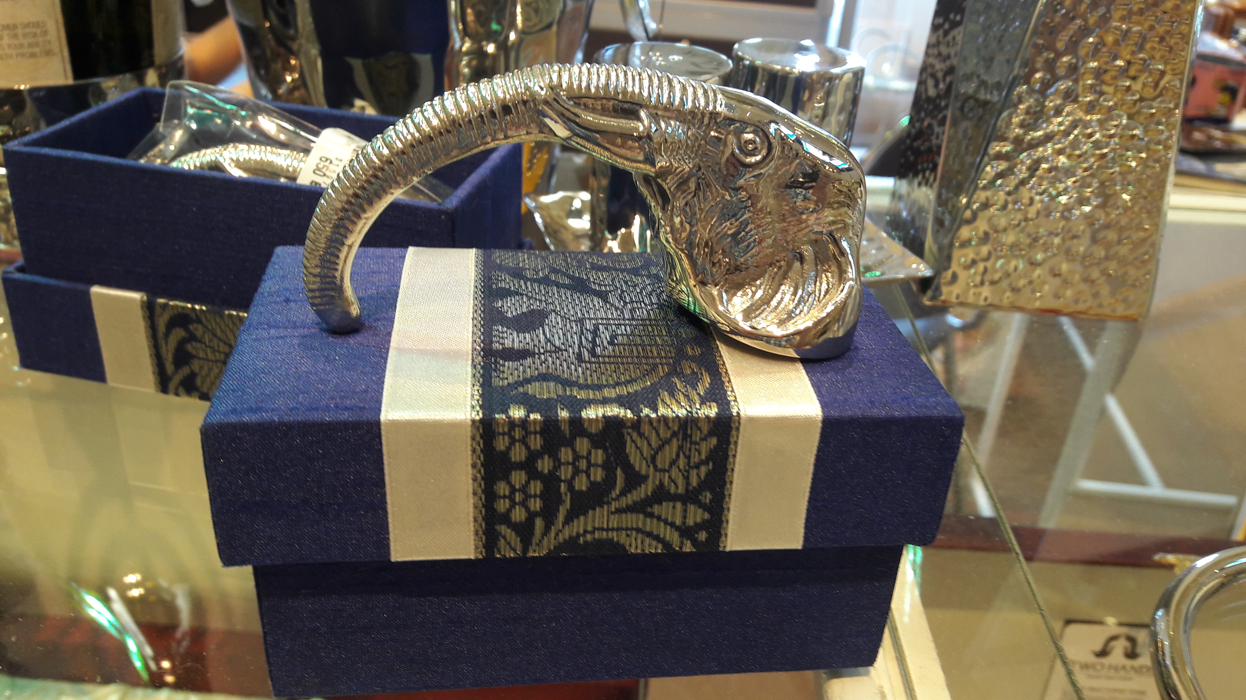 ของขวัญให้ชาวต่างชาติ ที่เปิดขวด รูปช้าง พร้อมกล่องผ้าไหม