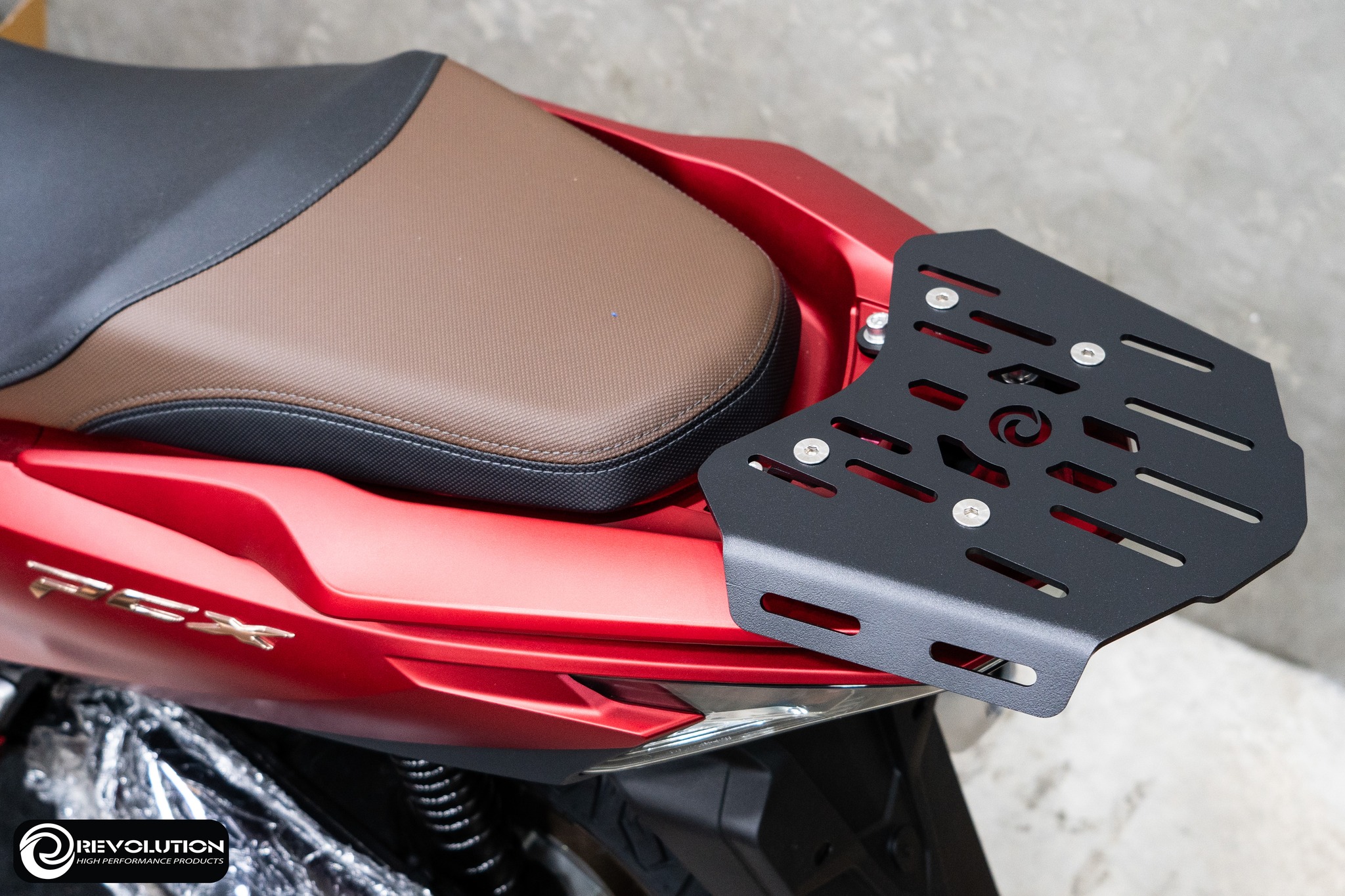 แผ่นรองกล่องท้ายเบาะ 2D (พร้อมขาตัดพับ) REVOLUTION PCX-160 NEW2025- ดำ ราคา 1,500 บาท/ชุด