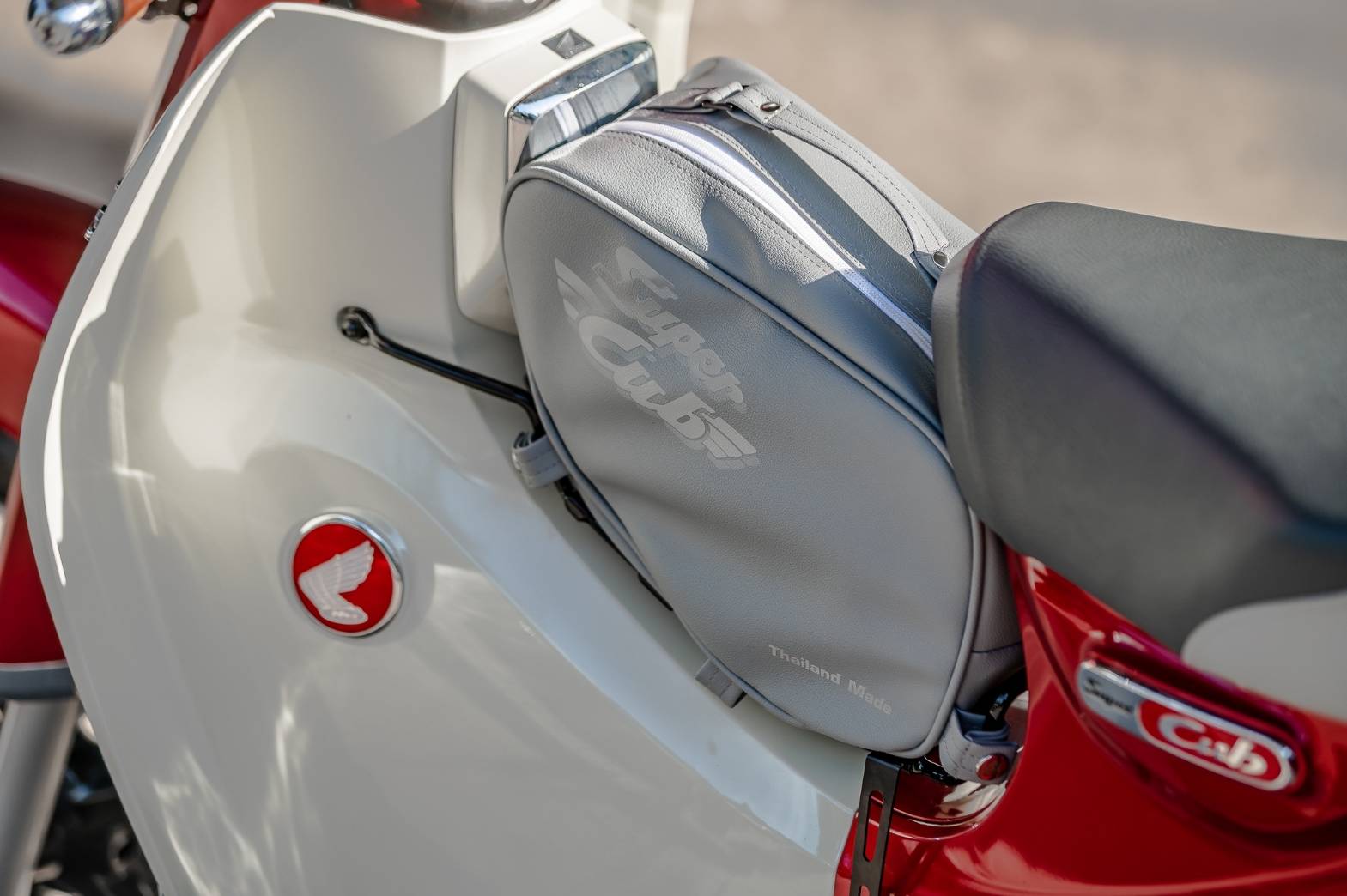 กระเป๋า C125 MotoLordD HONDA C125 ราคา 990 มีสีเทา ครีม แดง ดำ