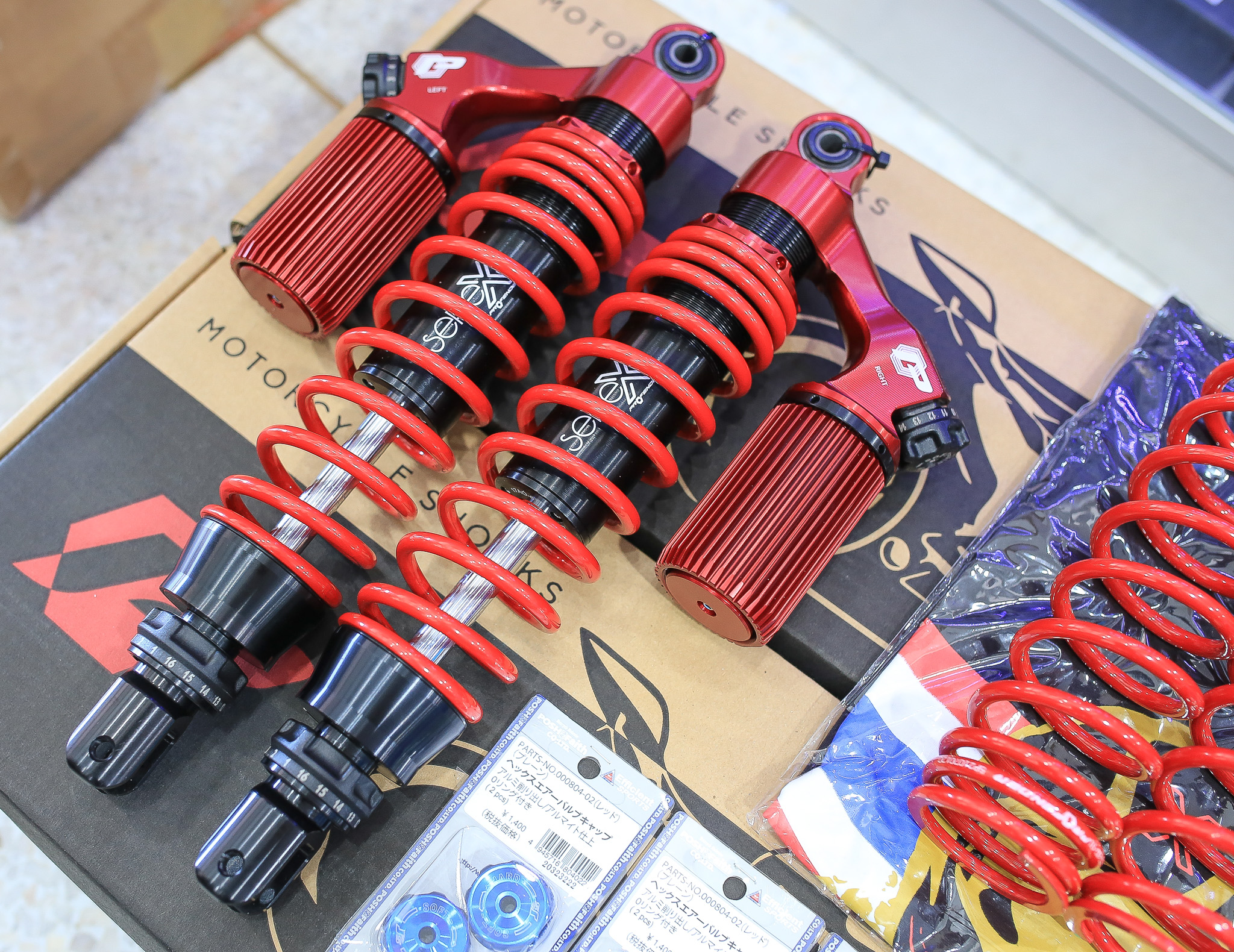 โช๊ค Profender Honda PCX160 STD ความสูง365 MM ราคา11900 สีแดง ⚠⚠ โปรโมชั่น ⚠⚠ 🔥🔥 ราคา 11900 ฿ พร้อมของแถม เม็ดปรับคอมเพสชั่นแต่งราคา650 พร้อมเสื้อ Profender ลายใหม่ ฟรี!!! มีระบบผ่อน 0% 10 เดือน อีกด้วย!!!! 