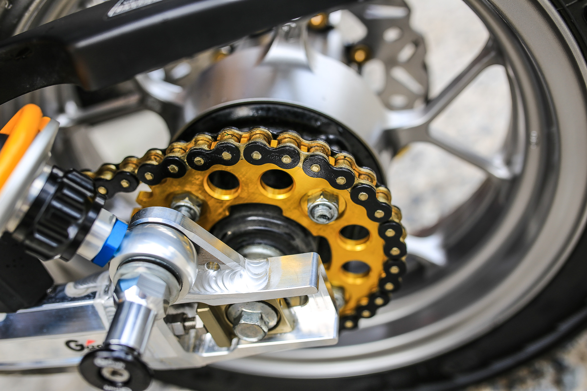 โซ่ดำหมุดทอง JOMTHAI 420 ยาว120 ราคา359