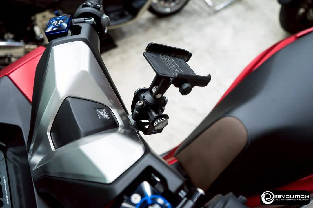 ขาจับมือถือยึดใต้ฝาครอบแฮนด์ 2D REVOLUTION PCX160 2025 พร้อมตะขอเกี่ยว ราคา790