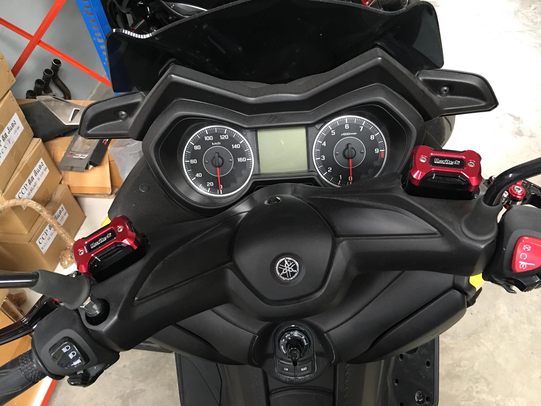 ฝาปิดกระปุก ซ้าย ขวาMORITECH YAMAHA X-MAX 300 คู่ละ800