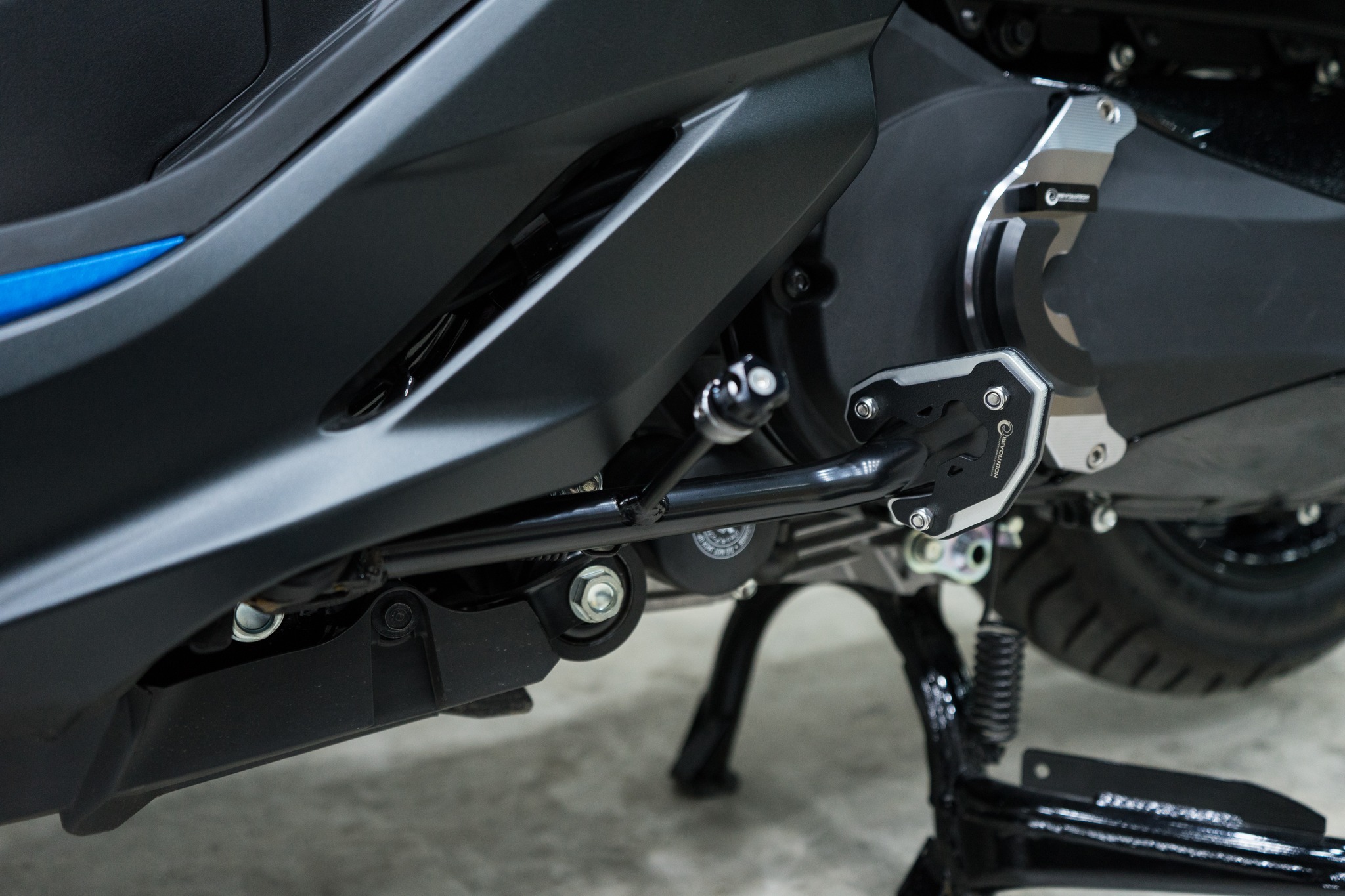 แผ่นรองขาตั้งข้าง (สแตนเลดำ+มีเนียม) 2D REVOLUTION ADV-350/FORZA-300,350NEW Side Stand Base (Black Stainless+Aluminium) 2D REVOLUTION ADV-350/FORZA-300,350NEW