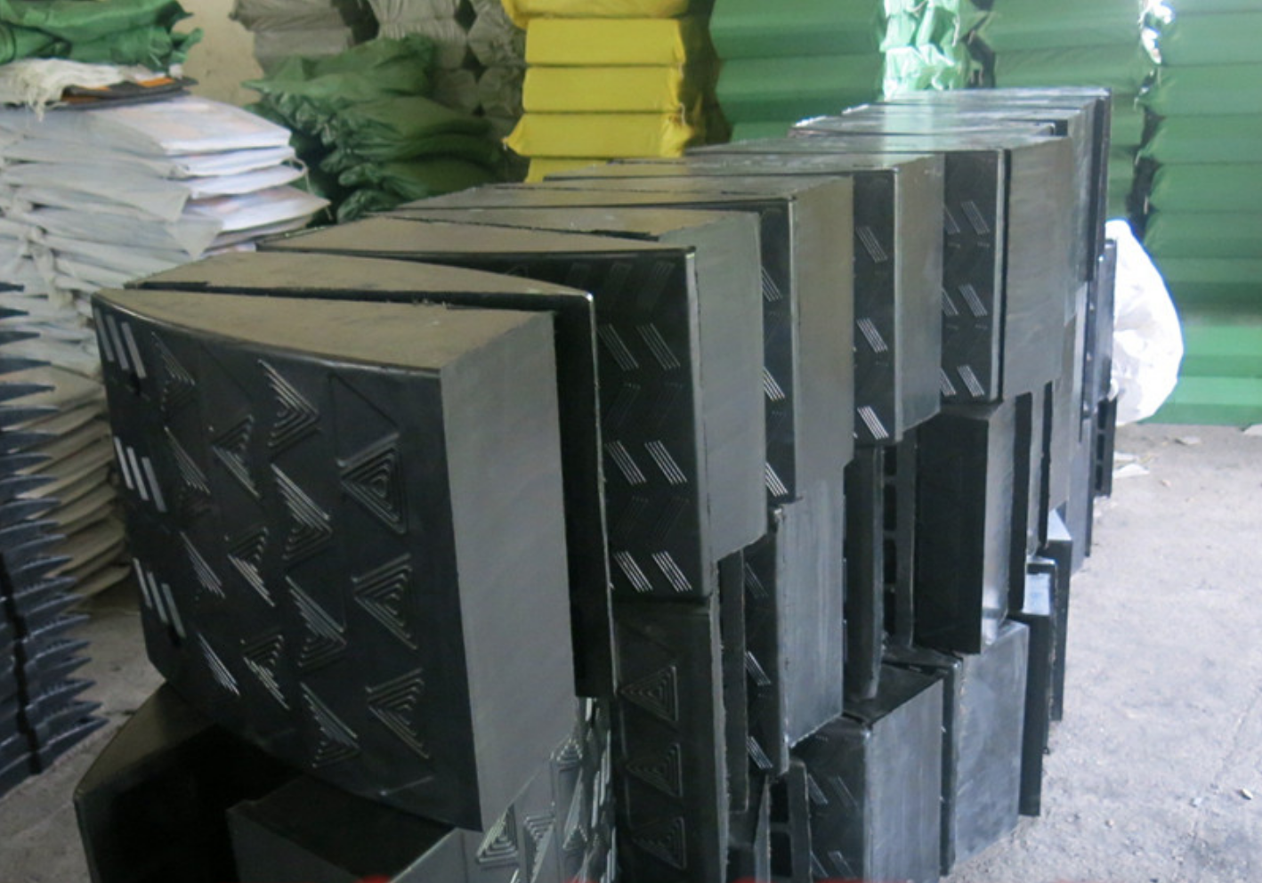 ทางลาดยางปีนฟุตบาท สูง 18 เซนติเมตร กว้าง 48 เซนติเมตร ยาว 48เซนติเมตร หนัก 10.45 kg - Rubber Ramp 18x48x48 cm. หนัก 22 kg