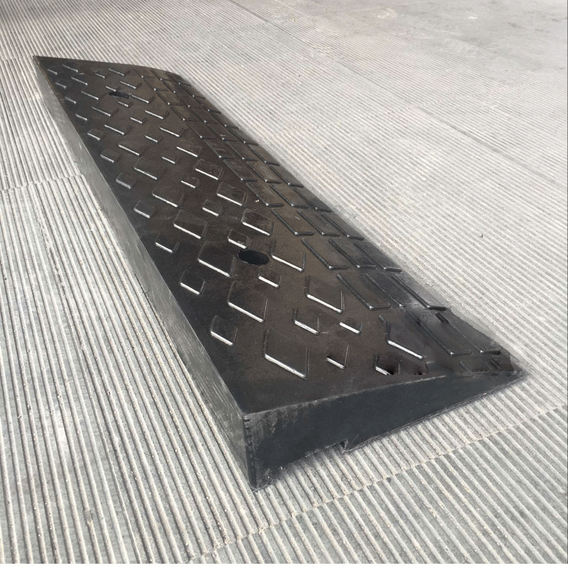 ทางลาดยางปีนฟุตบาท สูง8cm ลึก 24ซม. ยาว 98ซม. หนัก 5.40 kg.รุ่นประหยัด