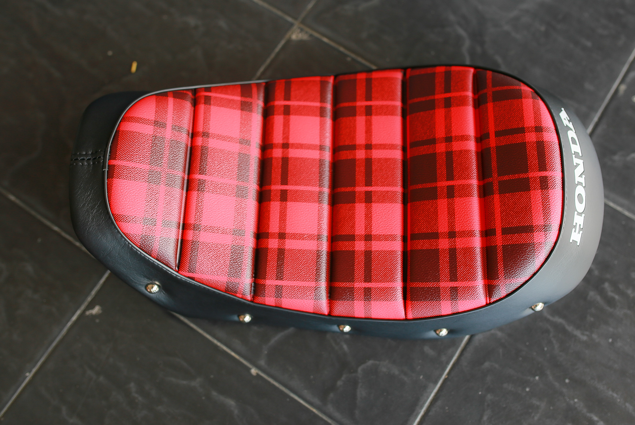 เบาะแต่ง หน่อยวัดด่าน ทรงเตี้ย Honda Mankey 125 ลายสก็อตแดง ราคา2800