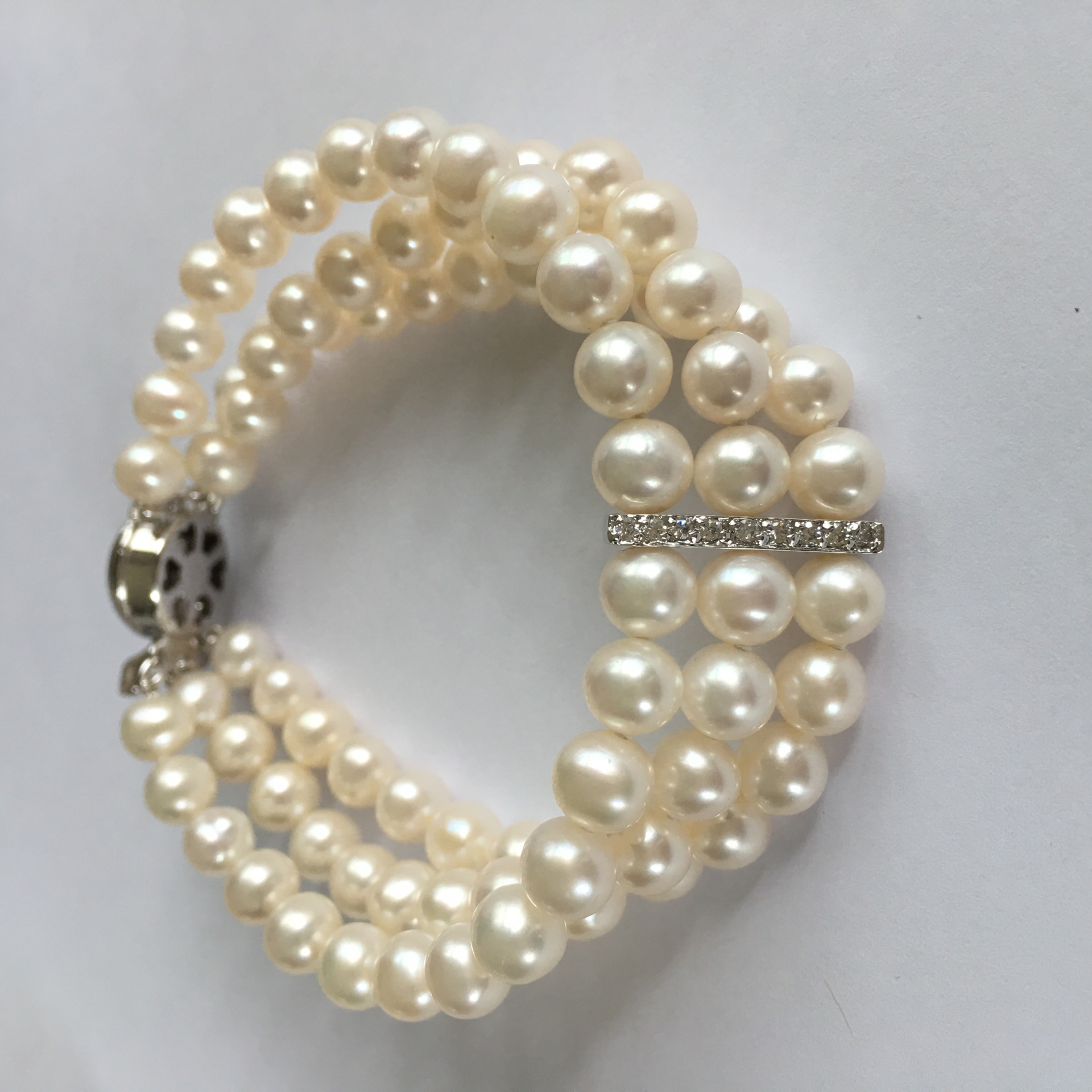 สร้อยข้อมือไข่มุกแท้ สีขาว แบบ 3 ชั้น 5-6 มิล คั่นด้วยข้อเพชรตรงกลาง