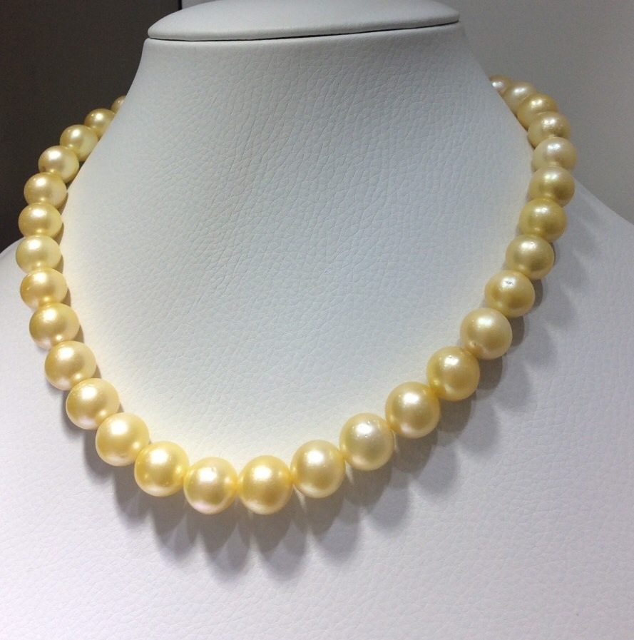 สร้อยคอไข่มุก south sea ขนาด 9-13 มิล กลม สีทองอ่อน มีตำหนิตามธรรมชาติค่ะ AA