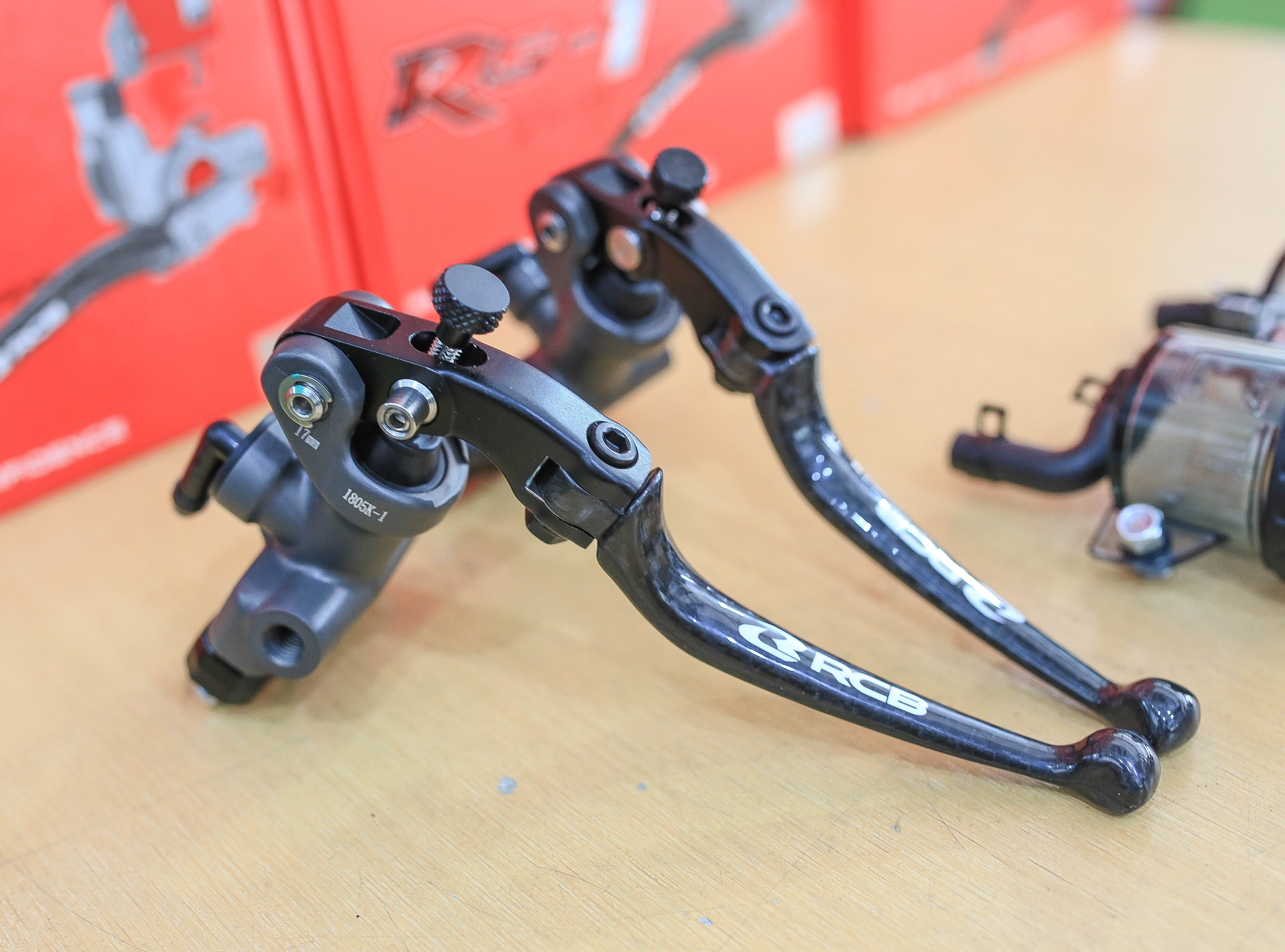 ปั๊ม RCB Racing Spec รหัส RS-1 ตัวปั๊มขนาด 17 mm พร้อมก้าน Carbon ราคาตัวละ 4,900.- คู่ละ 9,800.
