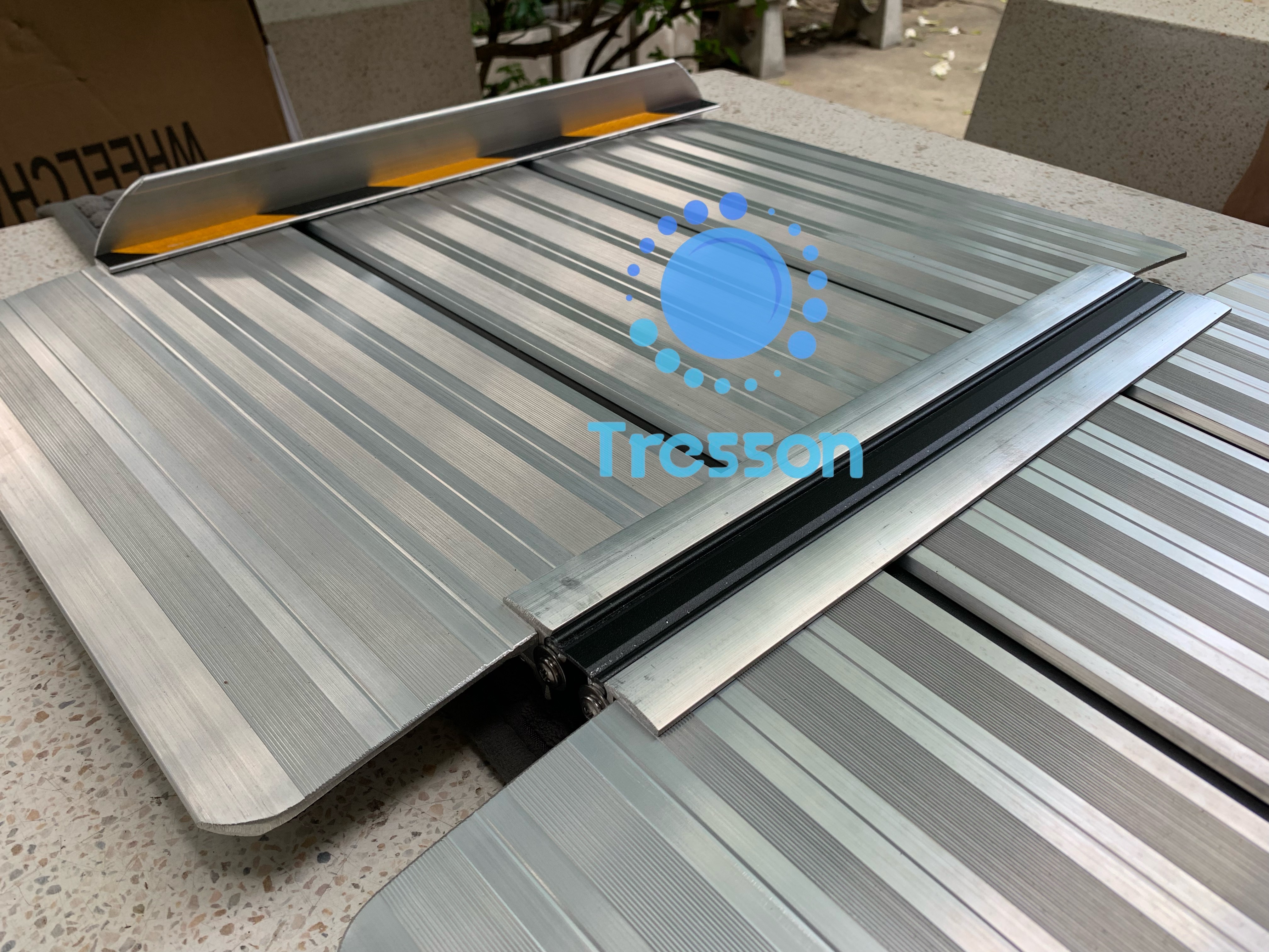 ทางลาดรถเข็นอลูมิเนียม ยาว 56 ซม. กว้าง 75ซม.นน.5.4 กก.รับนน.300kg.พกพา พับได้ ใช้ได้ถึงความสูงสุด 15 cm ** สินค้าขายดี *มีของพร้อมส่ง*-Aluminium Ramp 56cm.x75x5.5 cm 5.4kg