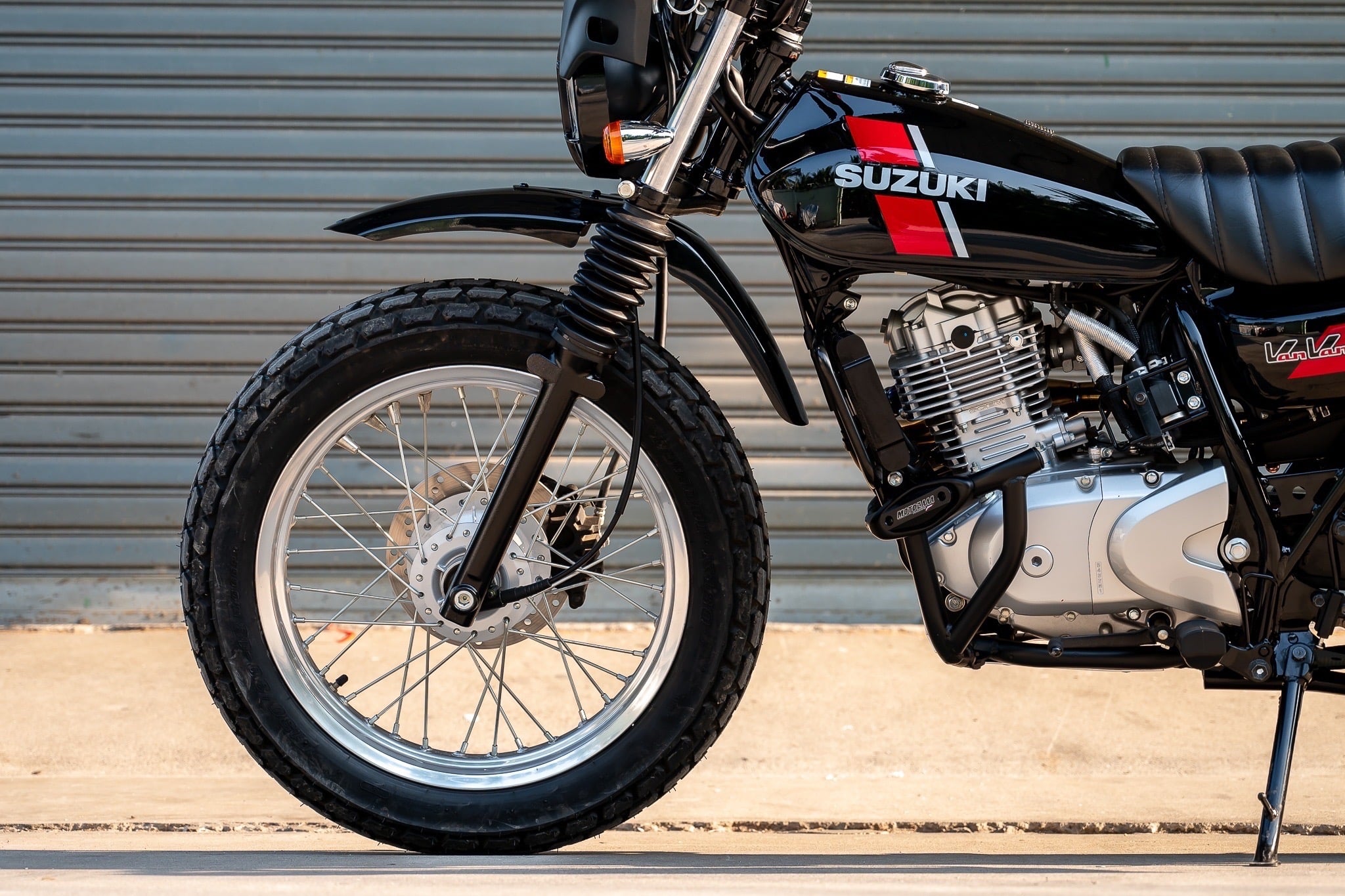 ของแต่ง Suzuki VanVan 200 MOTOZAAA VanVan200 / 125 1.ชิวหน้า V.1 2200฿ 2.ชิวหน้า V.2 2700฿ มีหน้ากาก 3.ชุดบังโคลนหน้า 2900฿ 4.แคชบาร์ 3990฿ ( มาพร้อมกันแคร้ง การ์ใต้ท้องเครื่อง ) 5. แร็คท้าย 3500฿ 6.แร็คกระเป๋าตัวใหญ่ 2100 ฿ 7.กระเป๋าข้างกันน้ำ 2690฿ 8.กั