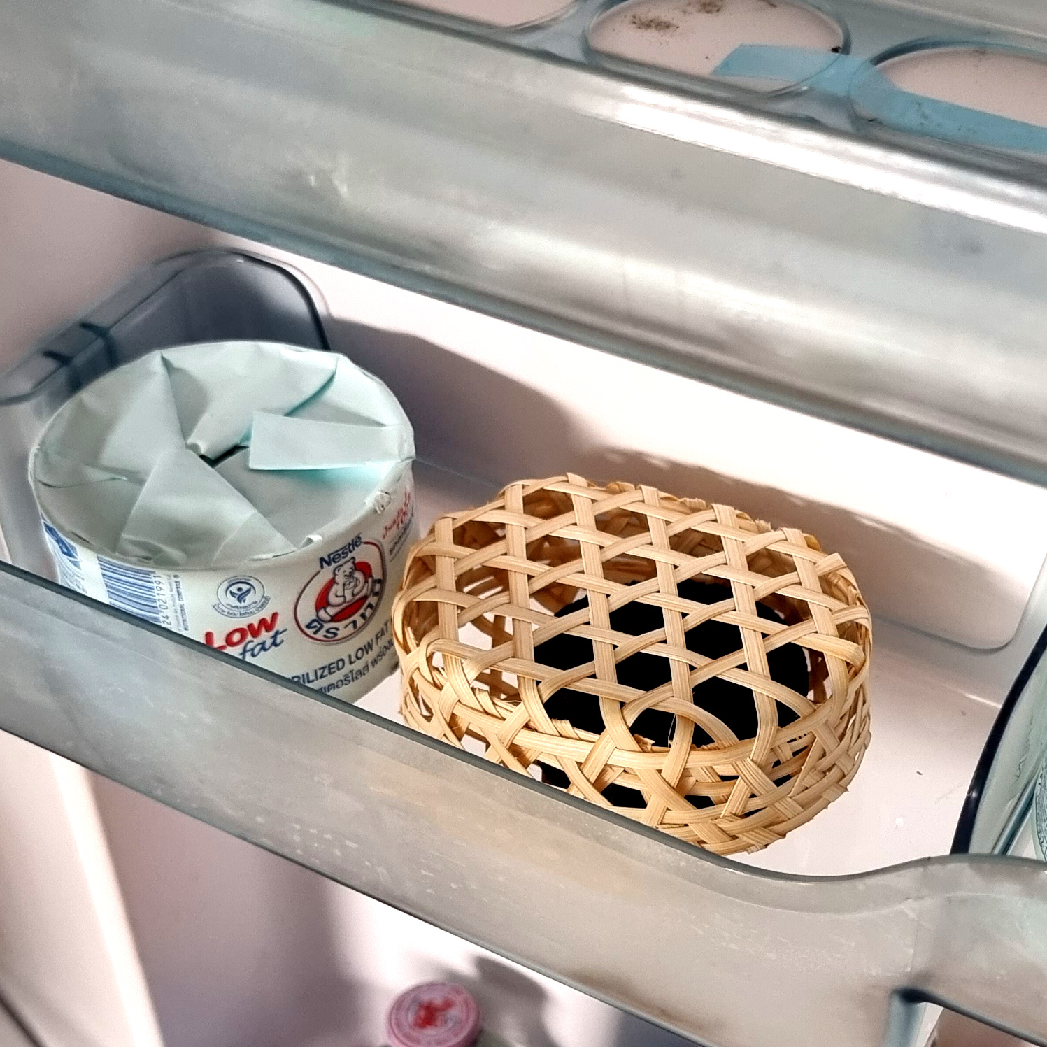 ถ่านดูดกลิ่นในชะลอม ถ่านดูดกลิ่น ช่วยดับกลิ่นอับปรับอากาศบริสุทธิ์ ดูดกลิ่นในตู้เย็น ในรถยนต์ ในตู้เสื้อผ้า ห้องน้ำ