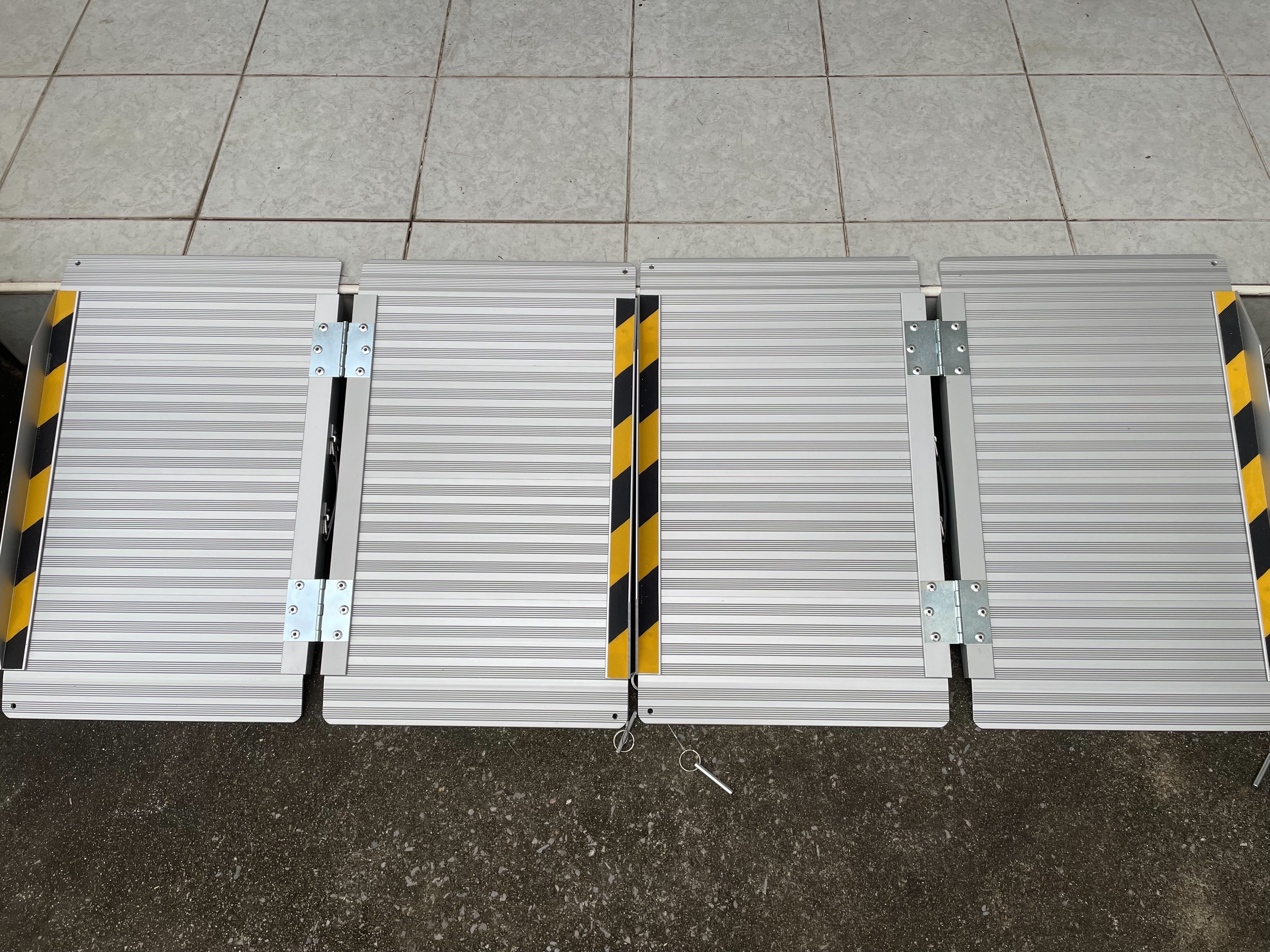 ทางลาดรถเข็นอลูมิเนียม ยาว 60ซม. กว้าง 73ซม.ขอบกันตก 5.4ซม.นน.6กก.รับนน.300kg.พกพา พับได้ ใช้ได้ถึงความสูงสุด 18 cm ** สินค้าขายดี *มีของพร้อมส่ง*-Aluminium Ramp 2f 60x76x5 cm ุุ6kg