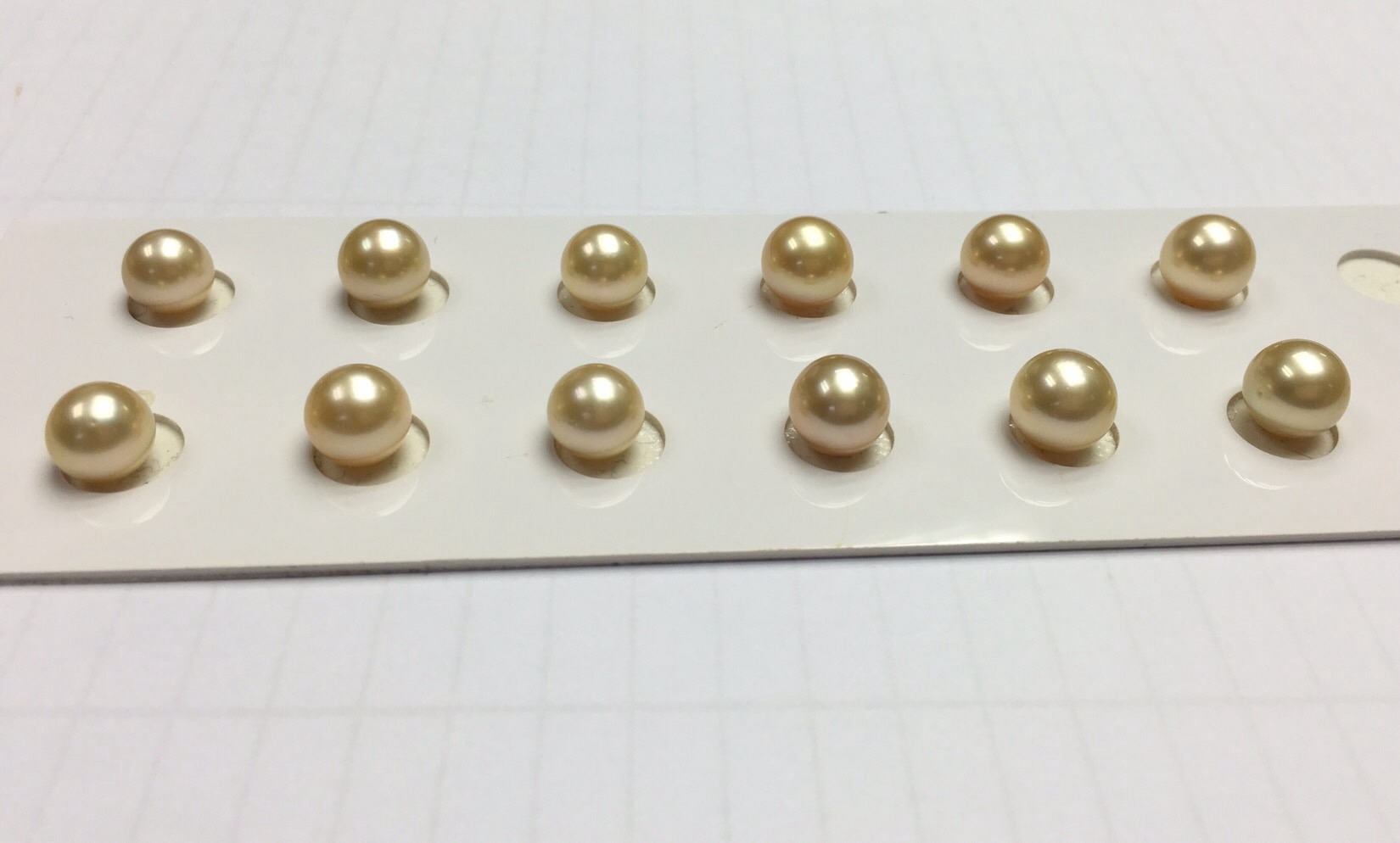 ไข่มุกเม็ดเดี่ยวคู่ south sea ขนาด 9-10 มิล กลม สีทอง เกรด AAA