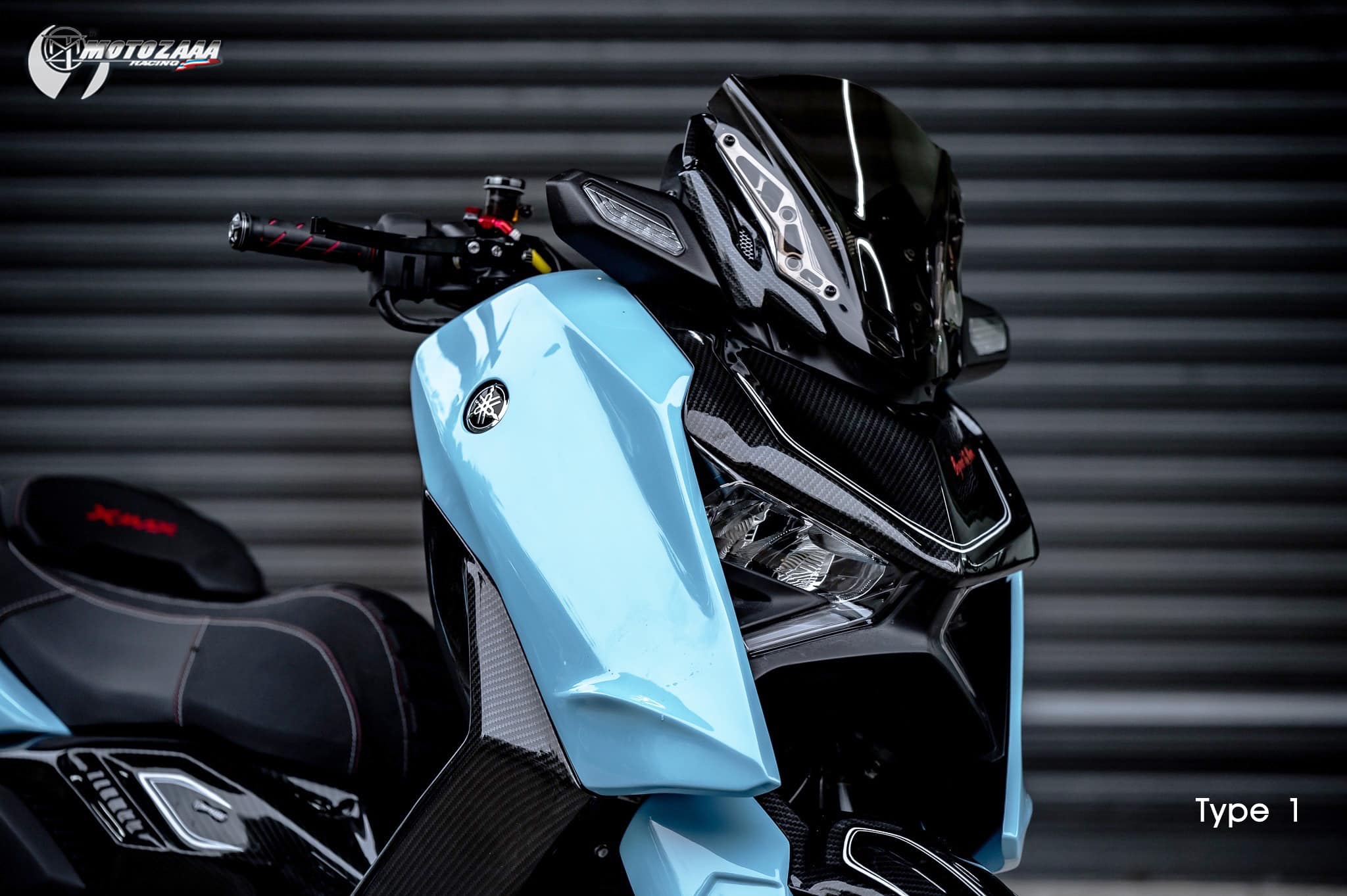 Xmax300 Body kit MotozAAA Body kit 1). ครอบหน้ากากหน้า Front fairing cover 1500฿ 2). ครอบกาบอกซ้าย-ขวา Big side fairing cover 2790฿ 3). ครอบบังโคลนหน้า Front fender cover แบบ3ชิ้น (ชุดเต็ม ) 2100 แบบ2ชิ้น (ข้าง R/L ) 1490฿ ( ลายเคฟล่า +250฿ ) 4). ครอบปีกข