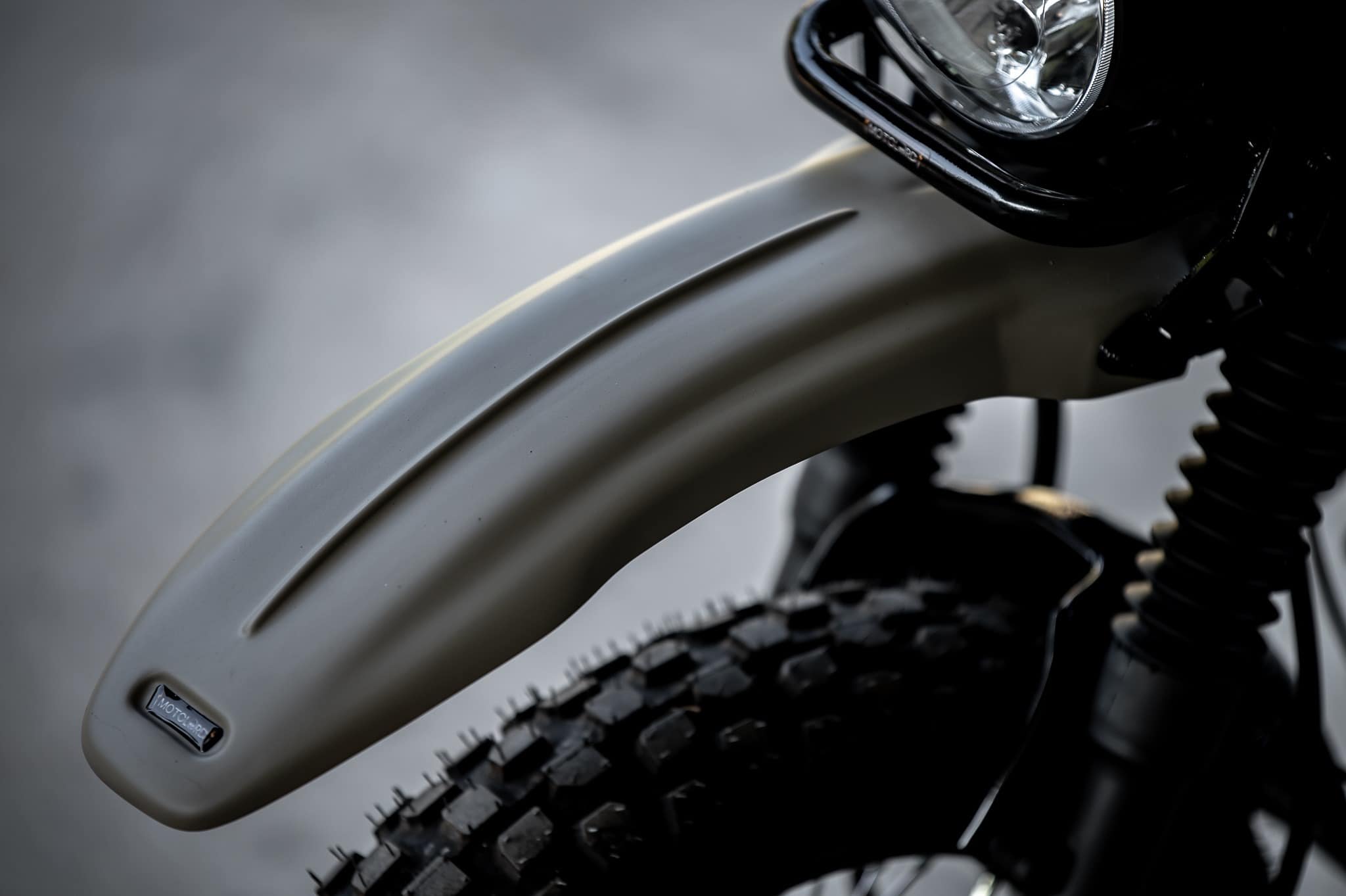 PG-1 1.) ครอบไฟหน้า Headlight cover. 1,590฿ 2.) ครอบไฟเบรค Rear brake light cover. 1,290฿ 3.) ชิวหน้า V1 Headbrand Windshield V1 1,590฿ 4.) กาบ อกบังหัวฉีด Side fairing cover. 1990฿ 5.) กันลาย V1 Mid frame protector. 1990฿ 6.) ชุดบังโคลนหน้าScrambler Full