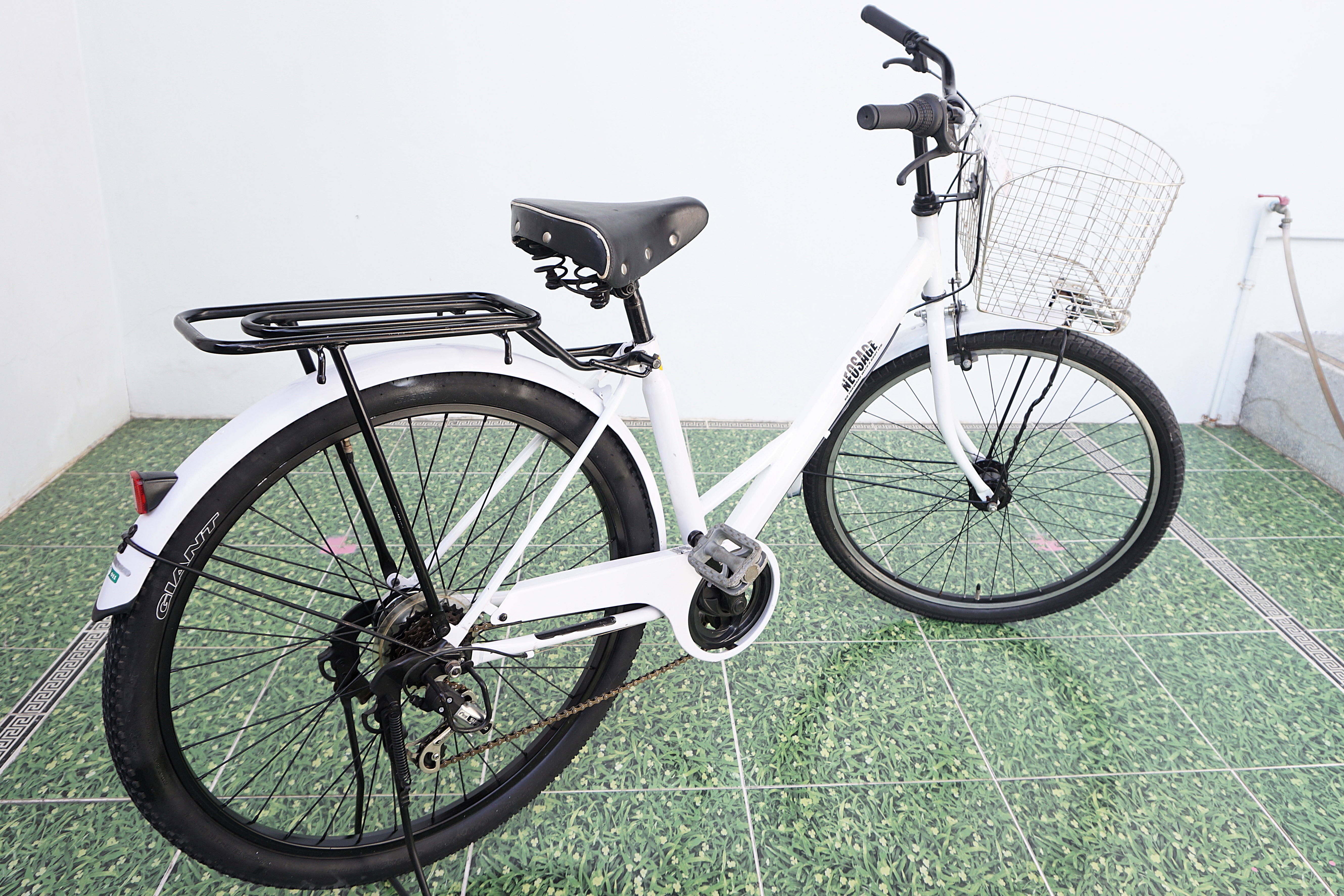 จักรยานแม่บ้านล้อโต ญี่ปุ่น - ล้อ 27.5x1.95 - เกียร์ 6 สปีด - ไฟหน้าอัตโนมัติ - Neosage - สีขาว [จักรยานมือสอง]