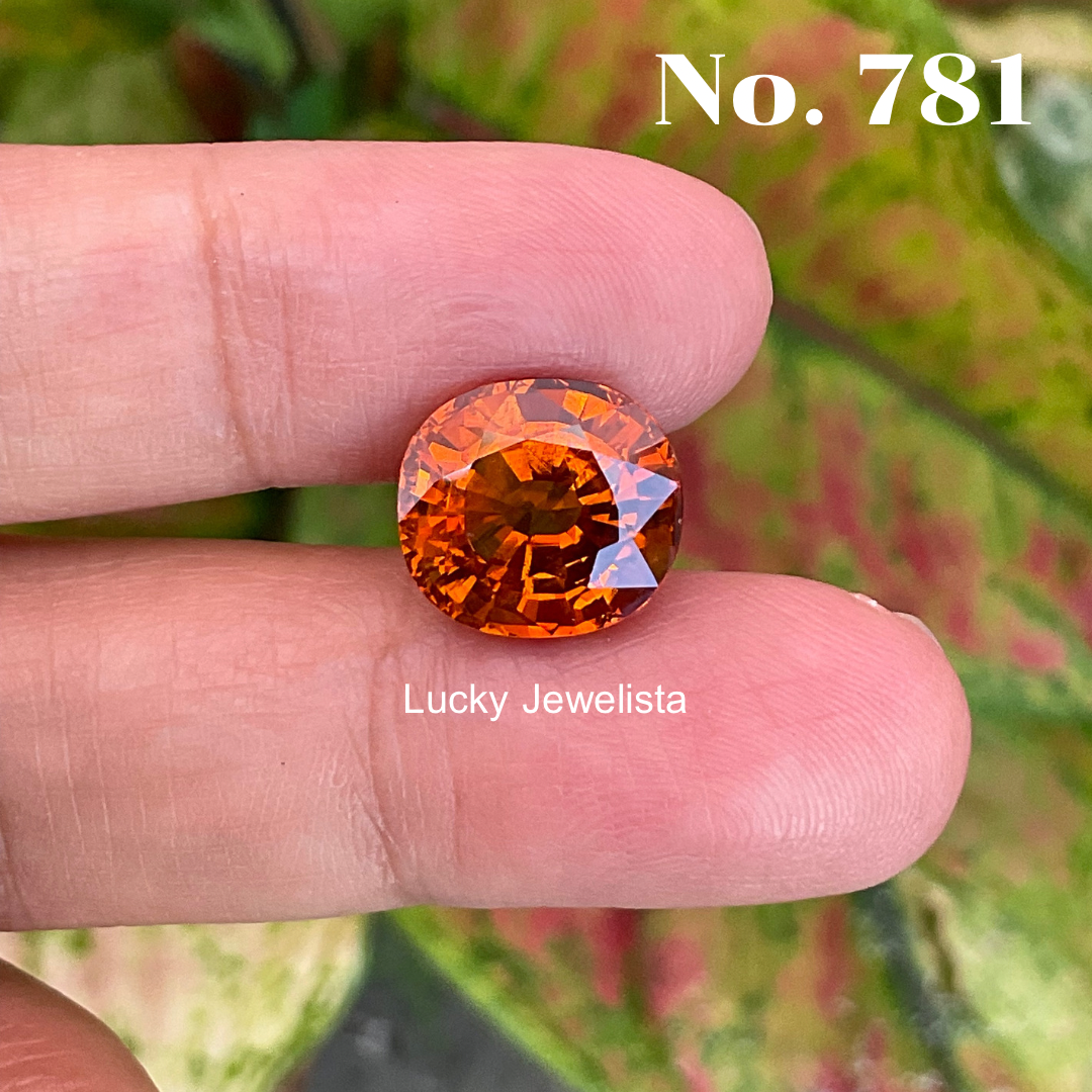 พลอยบุษราคัมบางกะจะ Yellow sapphire ไฟเพชร สีเหลืองส้ม 9.5 กะรัต ทรงคุชชั่น
