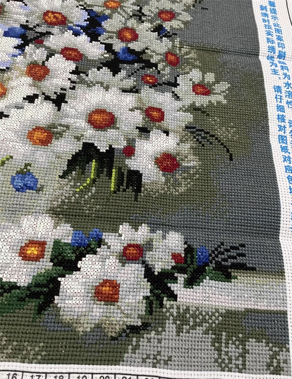 vase-1114 *สินค้าหมด* ชุดปักครอสติช ลายแจกันดอกเดซี่ (ปักเต็มผืนผ้า ไม่มีเดินเส้น ผ้า11CTพิมพ์ลาย ปัก 3 เส้นเล็ก) ขนาด 60*47 ซม.ผ้าครอสติช 11CTพิมพ์ลายปักบนผ้า ไหมคอตตอน 28 สี ผังลาย เข็ม