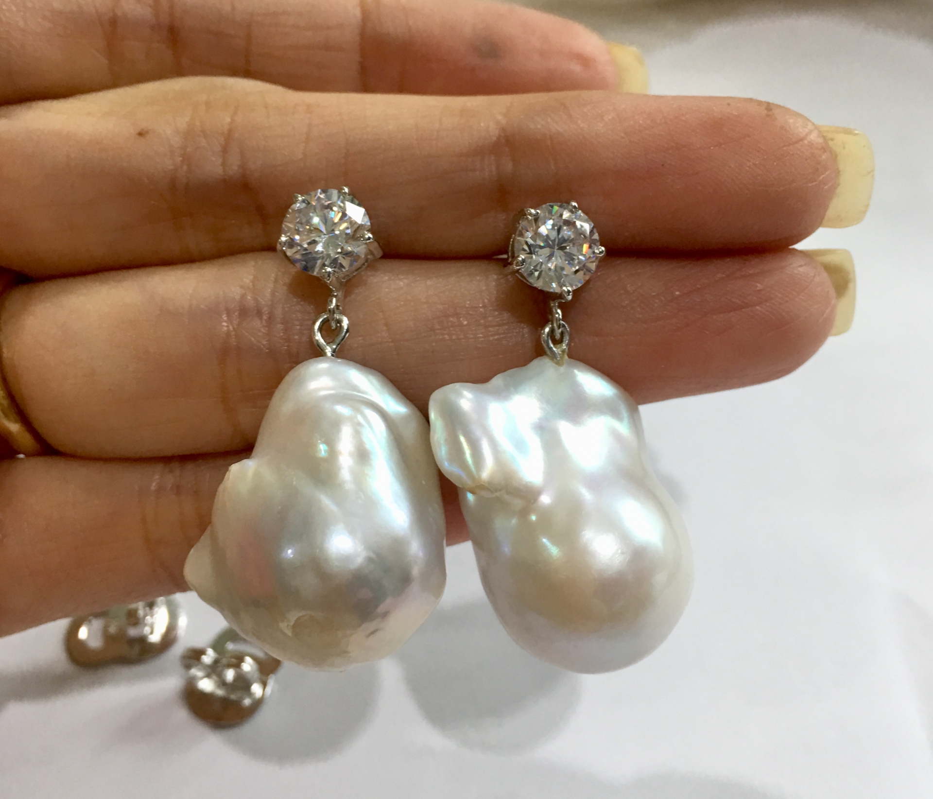 ต่างหูไข่มุกแท้น้ำจืด 14-16 มิล บาร๊อค สีขาว ก้านเงินแท้ ไข่มุกขนาดใหญ่ค่ะ