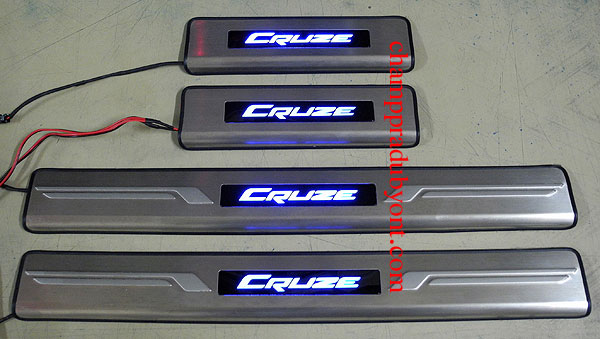 ชายบันไดสแตนเลสมีไฟ CHEVROLET CRUZE 10-16 แสงสีฟ้า