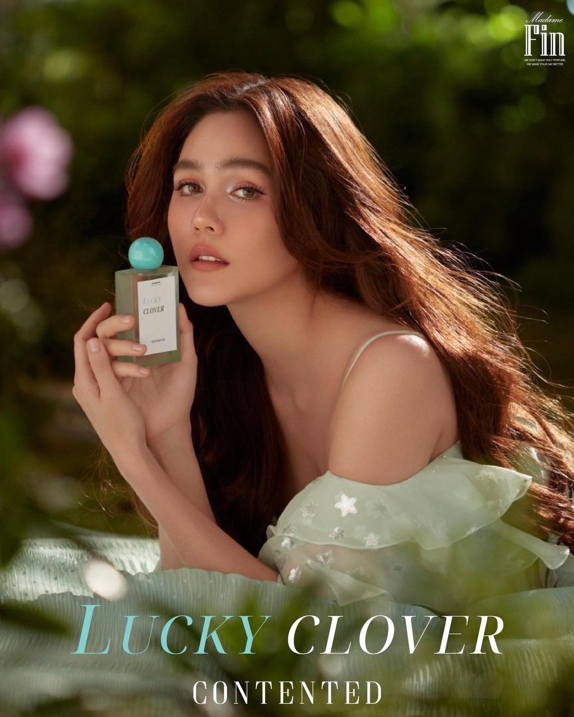 น้ำหอมแม่ชม สีเขียว กลิ่น 𝑳𝒖𝒄𝒌𝒚 𝑪𝒍𝒐𝒗𝒆𝒓 CONTENTED BY CHOMPOO ARAYA พร้อมของแถม 4 ชิ้น