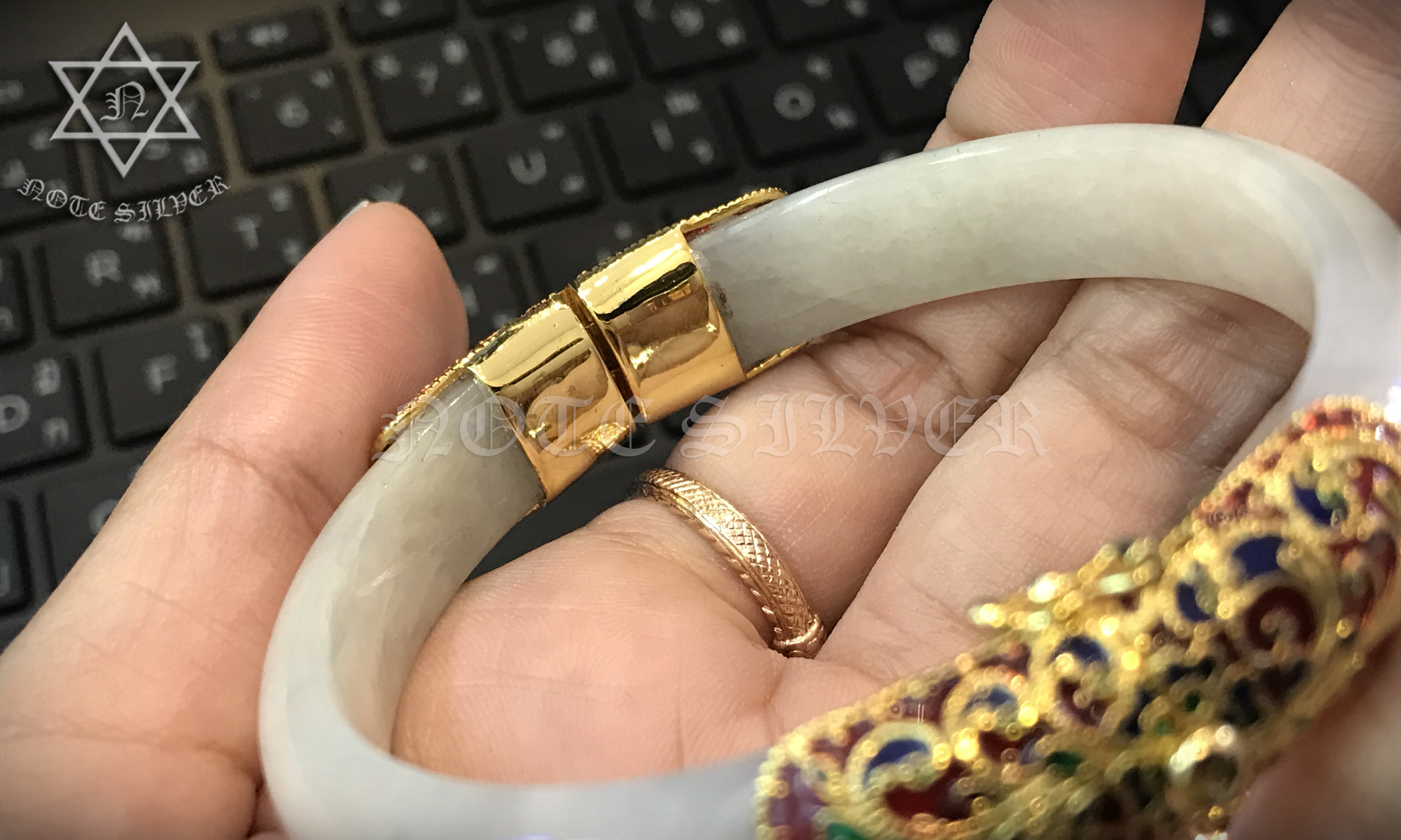 กำไลงาช้าง หุ้มด้วยทองแท้ และลงยา ทรงบานพับ และมีเซฟล็อค 9k GOLD NSYG1410