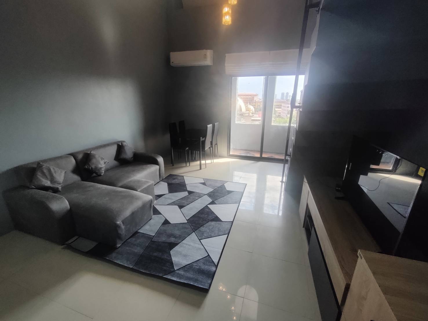 ฌ็องเซลิเซ่ ติวานนท์ - CHAMPS ELYSEES TIWANON