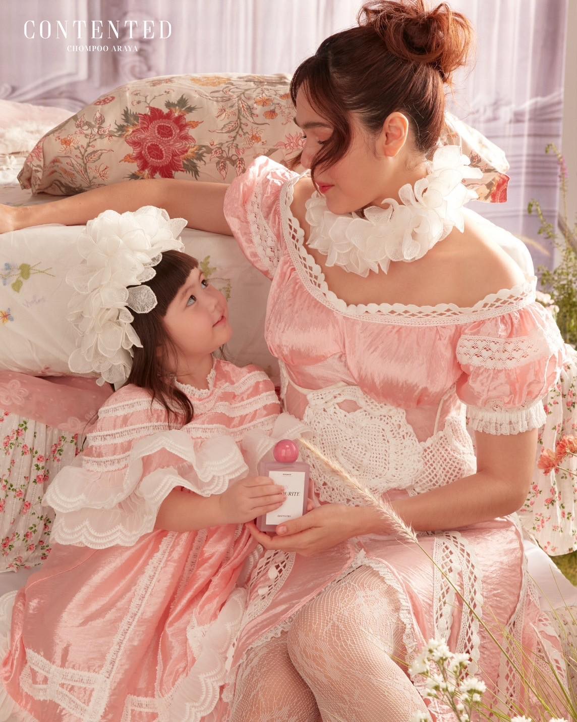 น้ำหอมแม่ชม สีชมพู กลิ่น 𝑮𝒐𝒅’𝒔 𝑭𝒂𝒗𝒐𝒖𝒓𝒊𝒕𝒆 CONTENTED BY CHOMPOO ARAYA พร้อมของแถม 4 ชิ้น