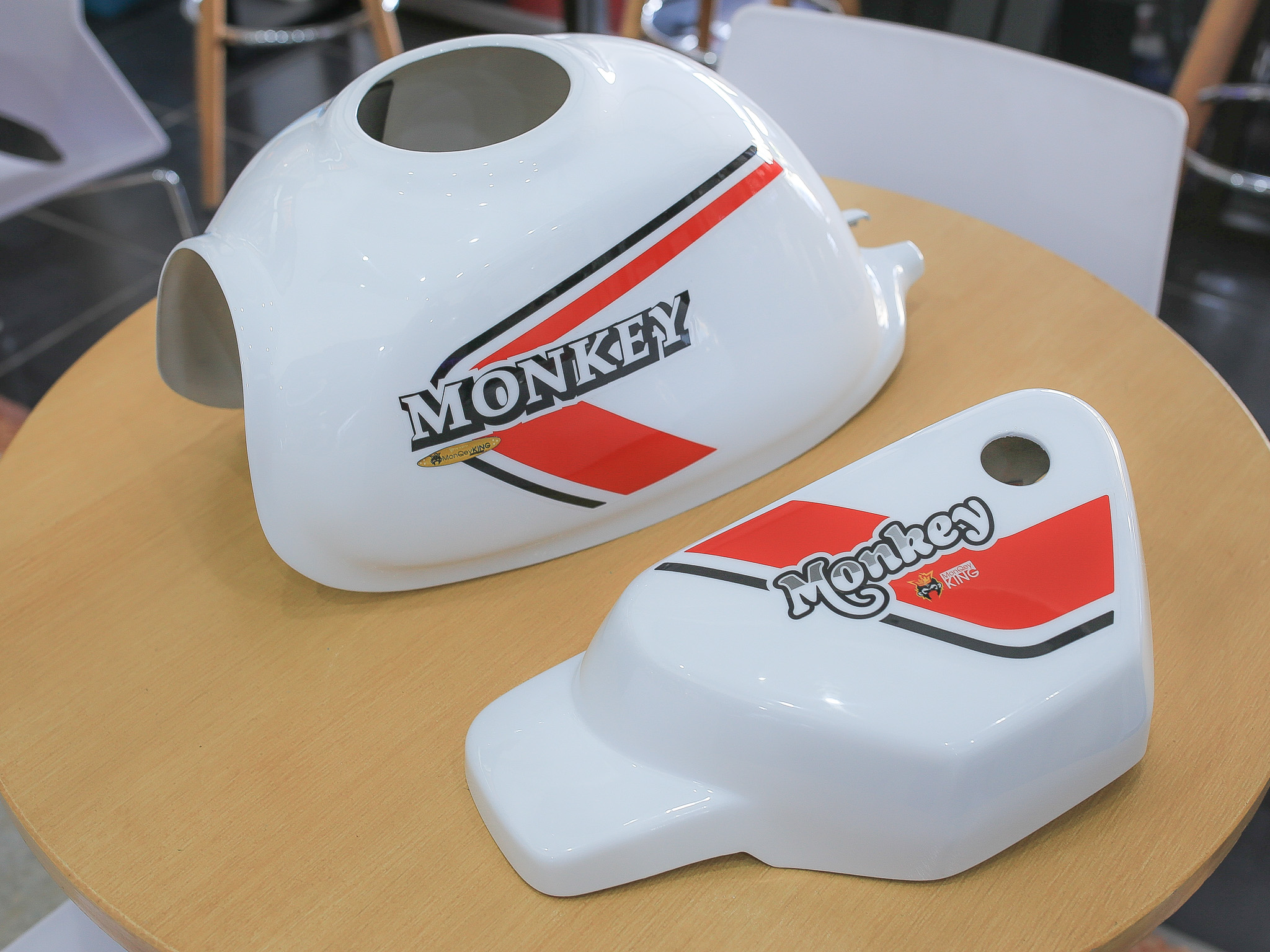 ชุดครอบถังน้ำมันพร้อมฝาครอบกระเป๋า MOTOZAAA สีขาวลายThat’s70 style