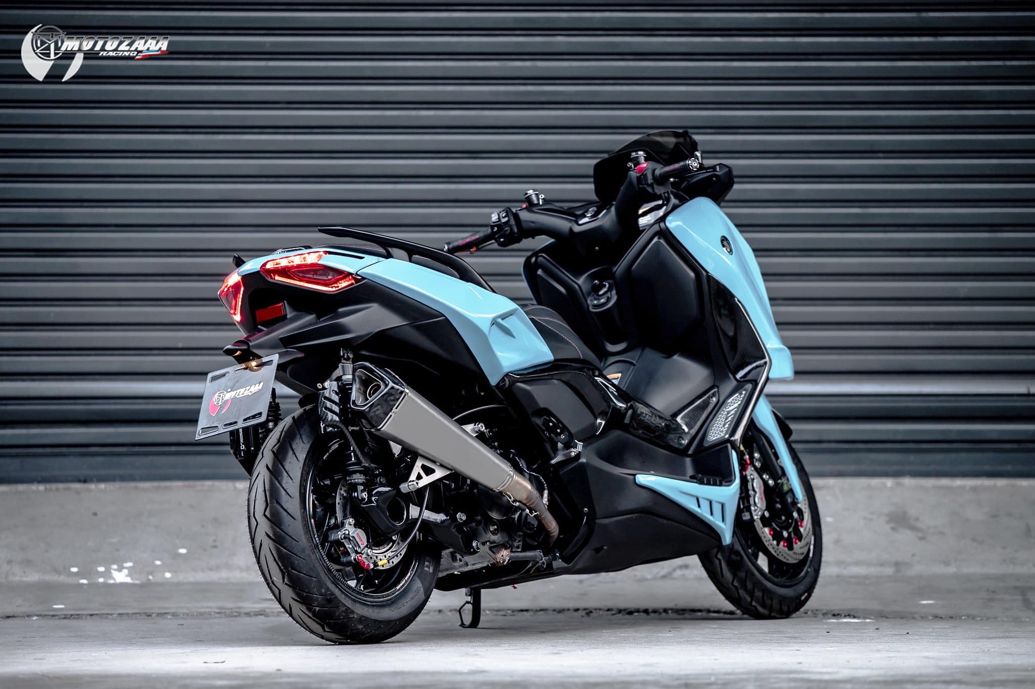 Xmax300 Body kit MotozAAA Body kit 1). ครอบหน้ากากหน้า Front fairing cover 1500฿ 2). ครอบกาบอกซ้าย-ขวา Big side fairing cover 2790฿ 3). ครอบบังโคลนหน้า Front fender cover แบบ3ชิ้น (ชุดเต็ม ) 2100 แบบ2ชิ้น (ข้าง R/L ) 1490฿ ( ลายเคฟล่า +250฿ ) 4). ครอบปีกข