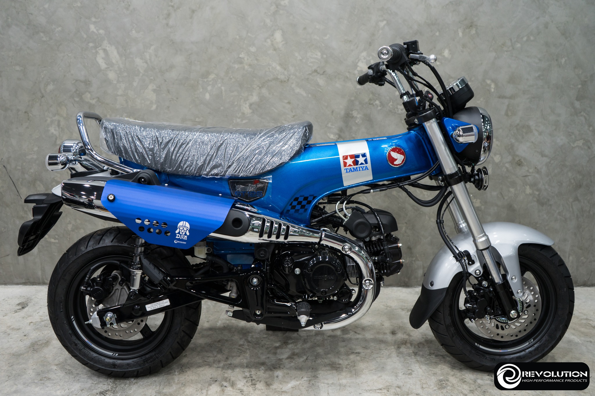 การ์ดท่อไอเสีย (มีเนียม) 2D REVOLUTION ST-125DAX - เงิน - แดง - ดำ - น้ำเงิน ราคา 1,750 บาท/อัน