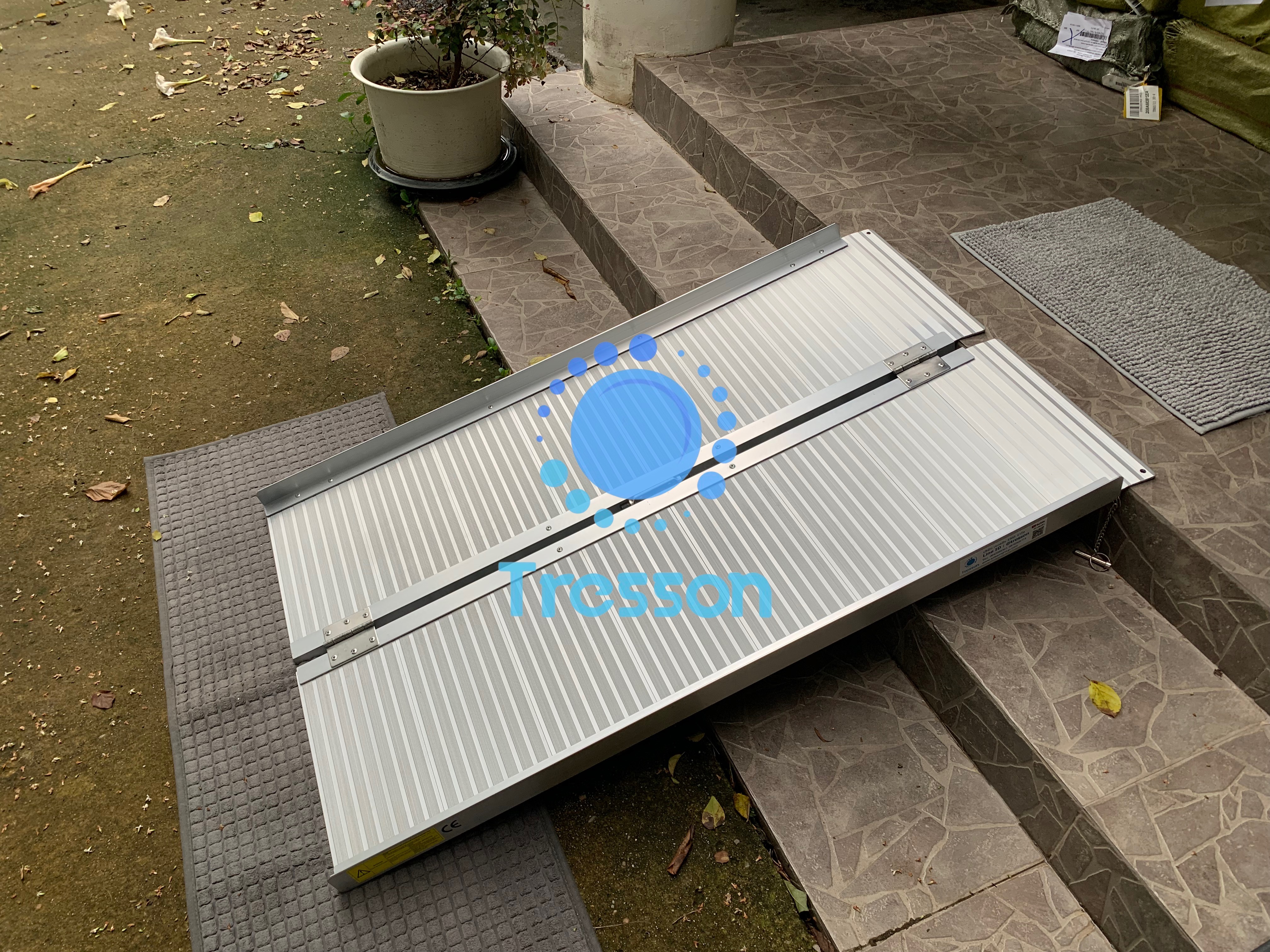 ทางลาดรถเข็นอลูมิเนียม รุ่นประหยัด ยาว4ฟุต กว้าง73ซม.นน.10.35 kg พกพา พับได้ ใช้ได้กับความสูงถึง35ซม.รับนน.275 kg