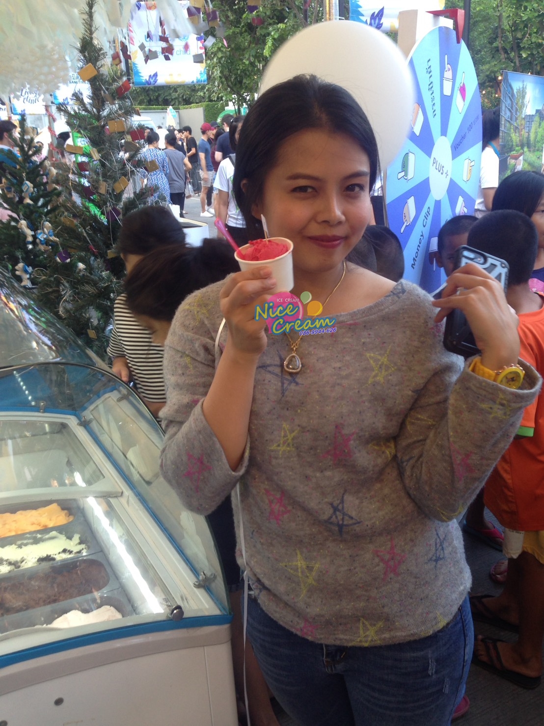อกงานแจกไอศครีมในนาม บริษัท พลัส พร็อพเพอร์ตี้ จำกัด @ Habito mall วันที่ 16-17 ธ.ค. 2560 งาน Sansiri Market Fest