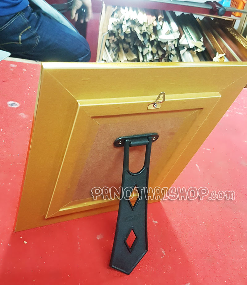 กรอบรูปในหลวงพิมพ์นูน 3 มิติเคลือบทอง ลายทรงพระเสโท (ขนาดตั้งโต๊ะ)