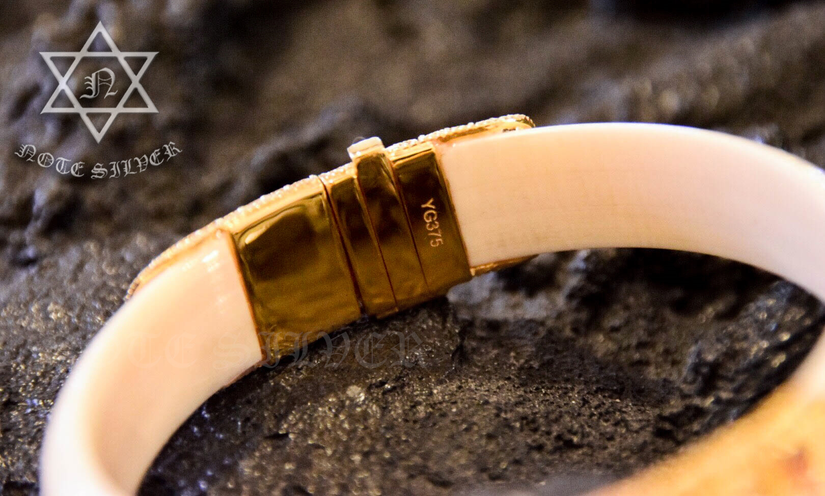 กำไลงาช้าง หุ้มด้วยทองแท้ และลงยา ทรงบานพับ และมีเซฟล็อค 9k GOLD NSYG1410