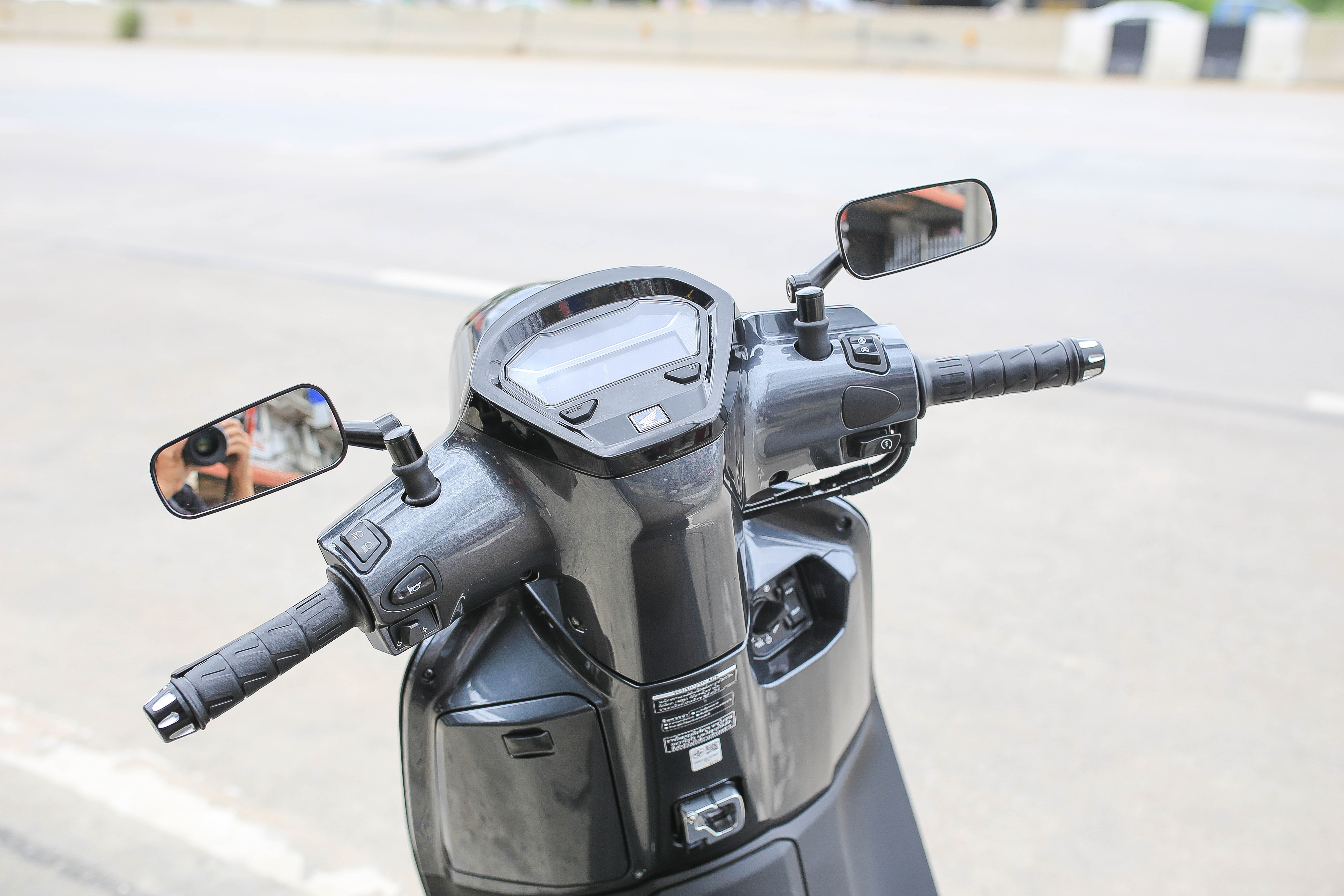 กระจกเหลียมขาสั้น เลนส์ตัดแสง มีสีดำ-สีเงิน ราคา750