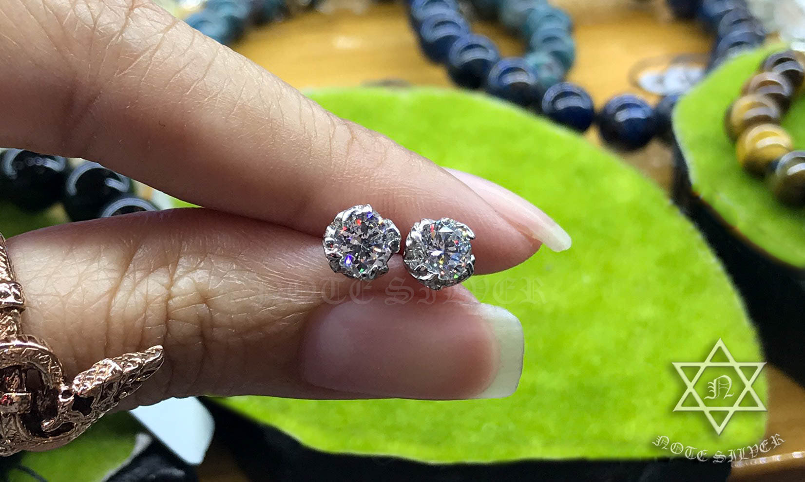 ต่างหูเงินแท้ เฟลอร์เดอรลีส์ ทรงเล็ก ชุบทองคำขาว ฝังเพชร 5mm NSER1695