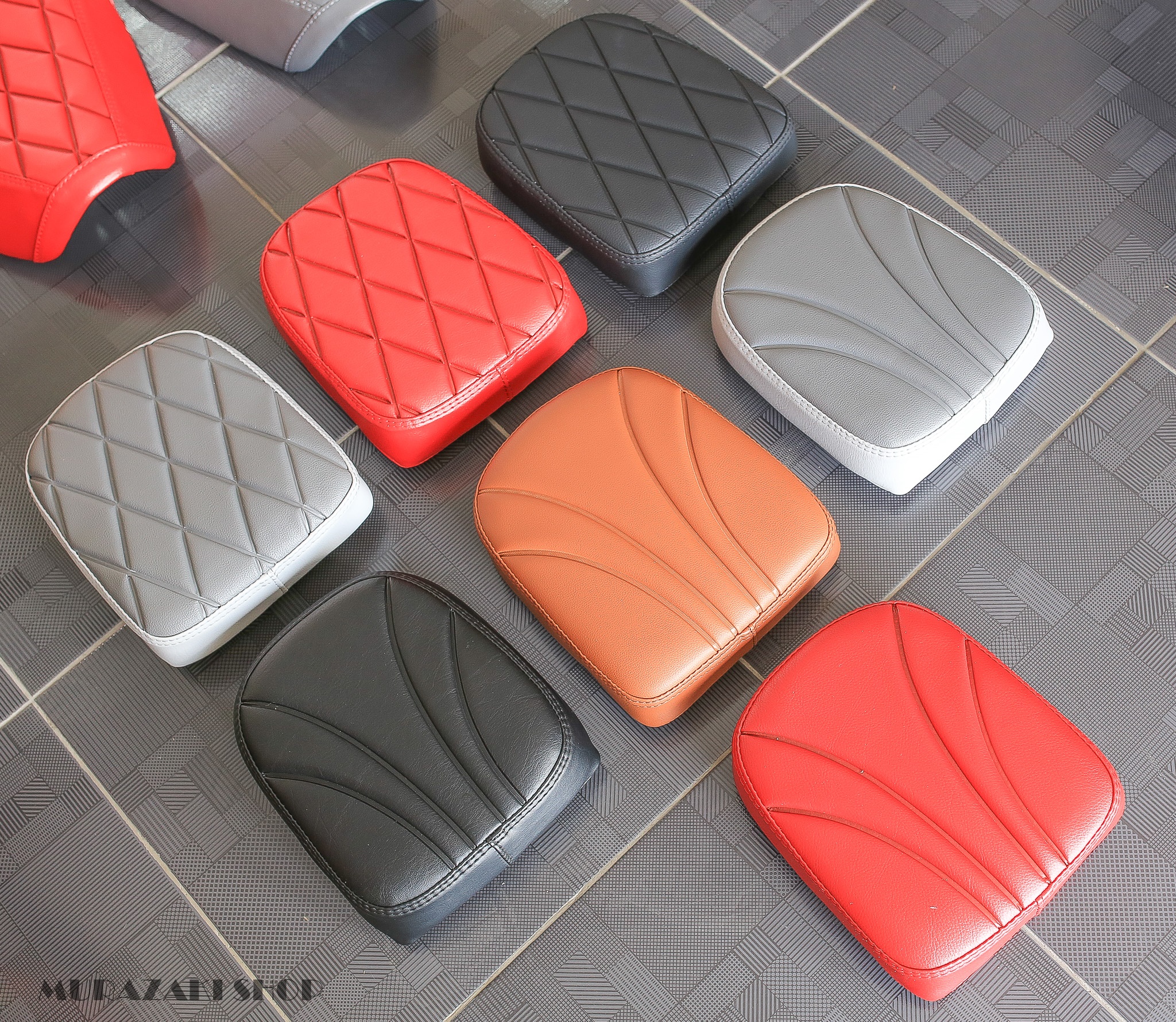 เบาะหน้าหลัง HONDA C125 หน่อยวัดด่าน มี2ลาย สีแดง ดำ น้ำตาล ชุดละ3500 ซื้อแยกหน้า2000หลัง1500ครับ