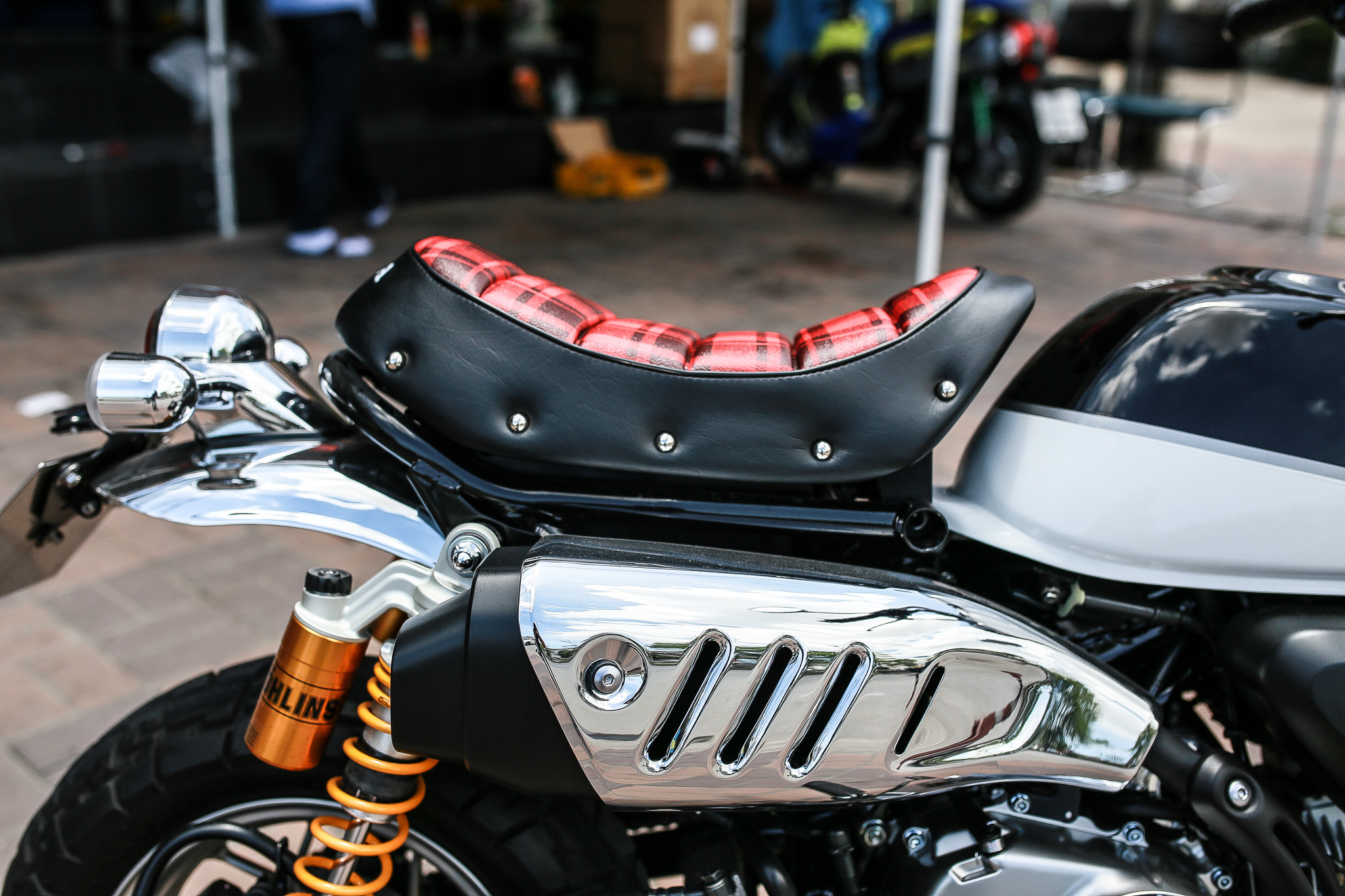 เบาะแต่ง หน่อยวัดด่าน ทรงเตี้ย Honda Mankey 125 ลายสก็อตแดง ราคา2800