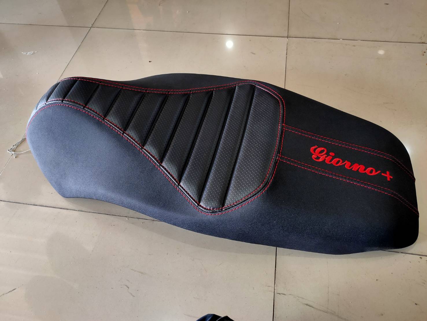 เบาะ Honda Giorno+ โครงเทียม หน่อยวัดด่าน มี 3 สีให้เลือก ดำด้ายแดง ดำด้ายดำ เบาะแดง