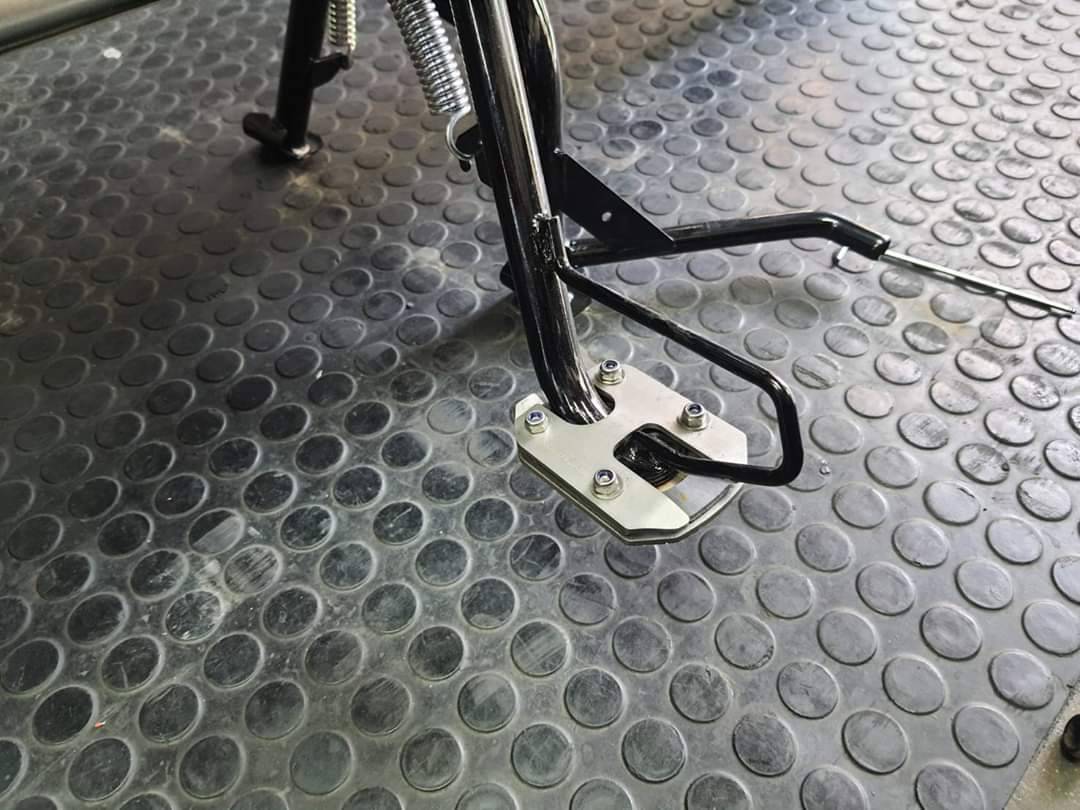 แผ่นรองขาตั้งข้าง (สแตนเลส+มีเนียม) REVOLUTION CT125